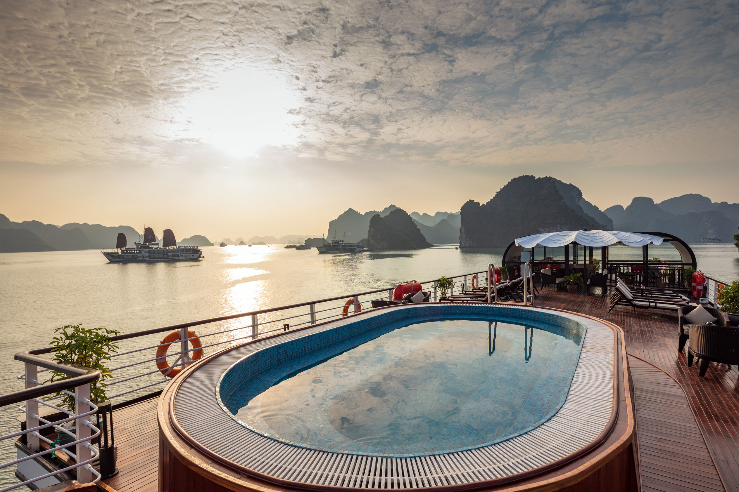 Bể bơi ấn tượng trên sundeck tàu ngủ đêm 5 sao Orchid 5 phòng vịnh Lan Hạ