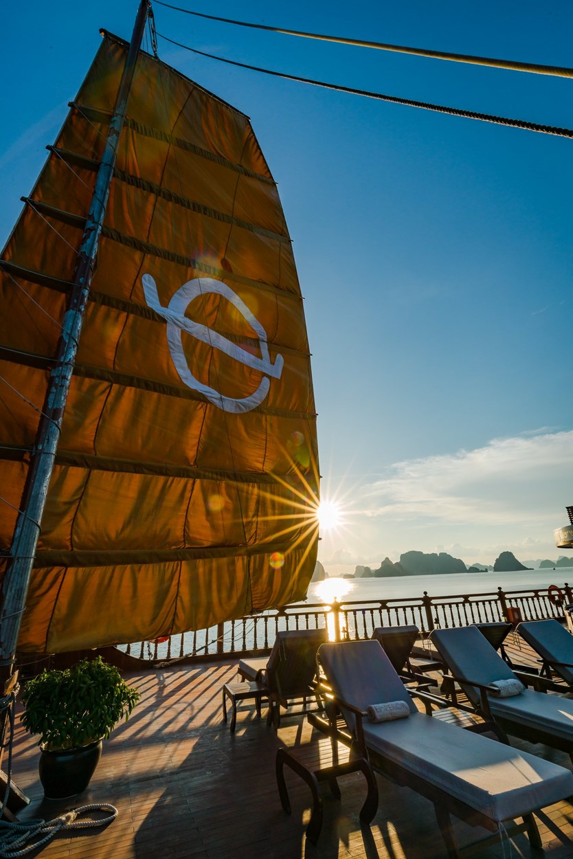 Du thuyền Emperor Hạ Long 5* chỉ với 10 phòng