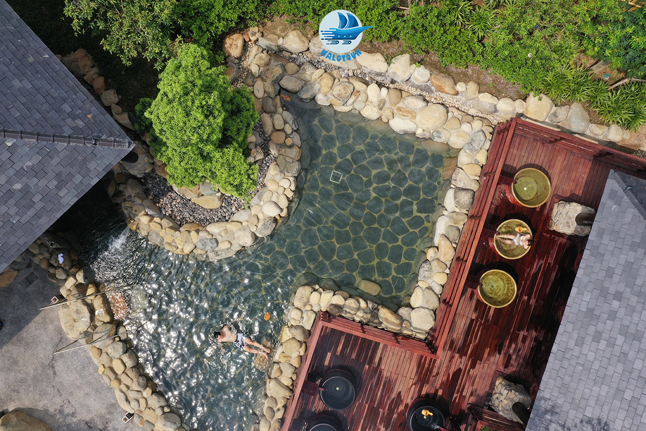 Tắm khoáng Onsen Quảng Ninh tất tần tật 14 Du khách ngâm mình tại bể tắm đá rất ấn tượng tại khu nghỉ dưỡng Yoko Onsen