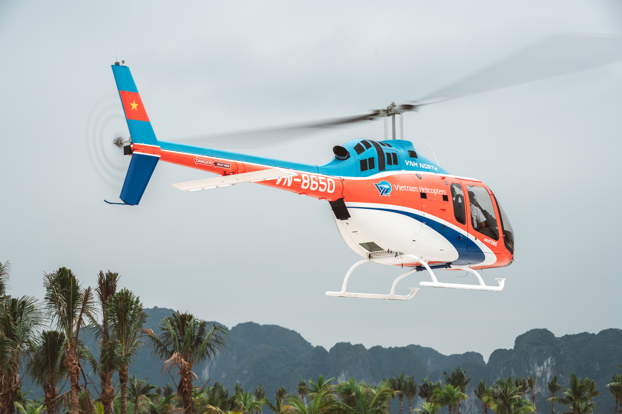 Trực thăng bay ngắm cảnh vịnh Hạ Long từ A đến Z 12 Bell 505 Jet Range X là trực thăng dân dụng hạng nhé của Mỹ được Công ty trực thăng Miền Bắc nhập khẩu về Việt Nam năm 2019 phục vụ du lịch bay ngắm cảnh