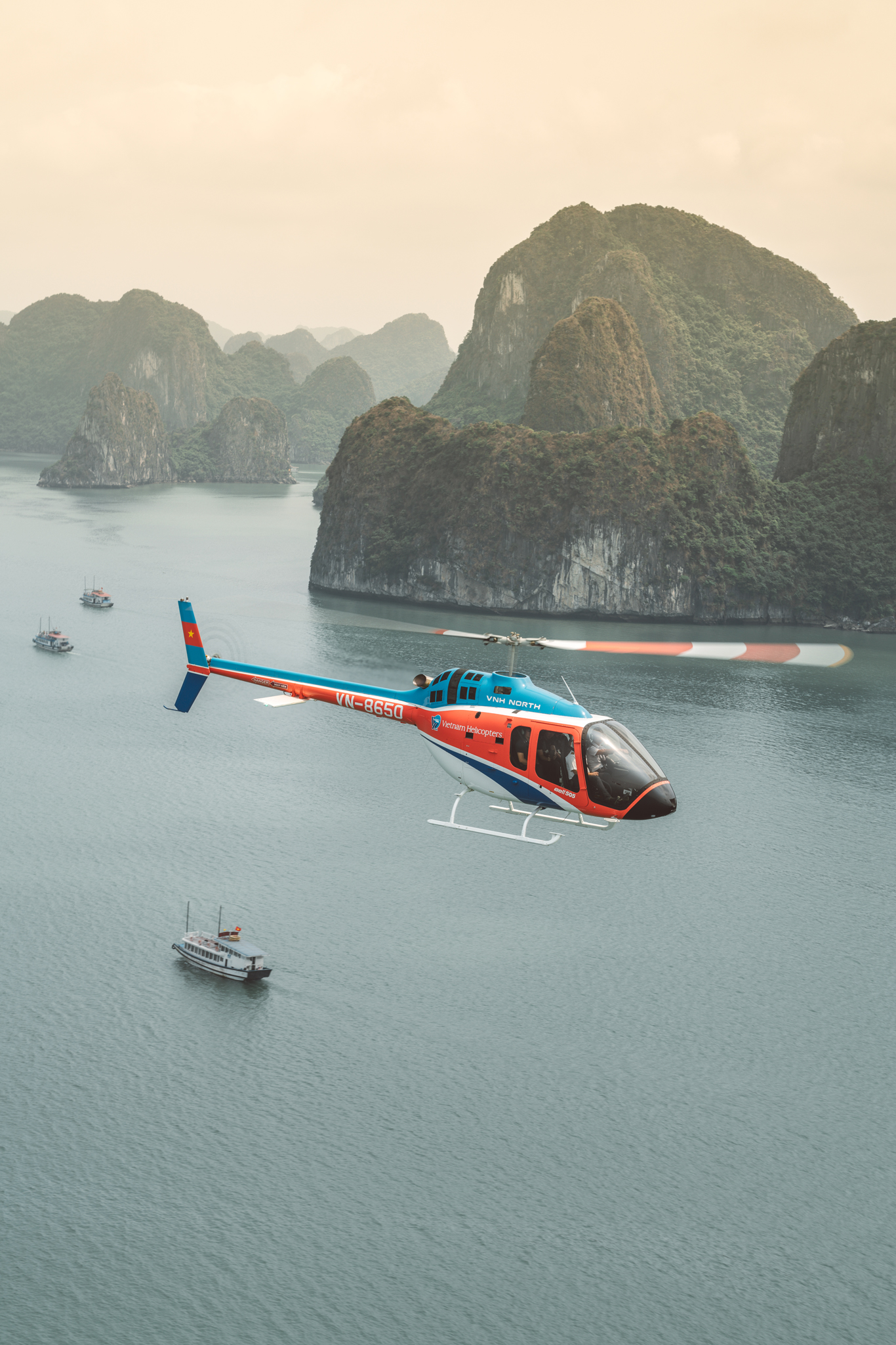 Trực thăng bay ngắm cảnh vịnh Hạ Long từ A đến Z 10 Trực thăng Bell 505 bay giữa vịnh Hạ Long với tầm nhìn bao quát toàn bộ kỳ quan thiên nhiên thế giới