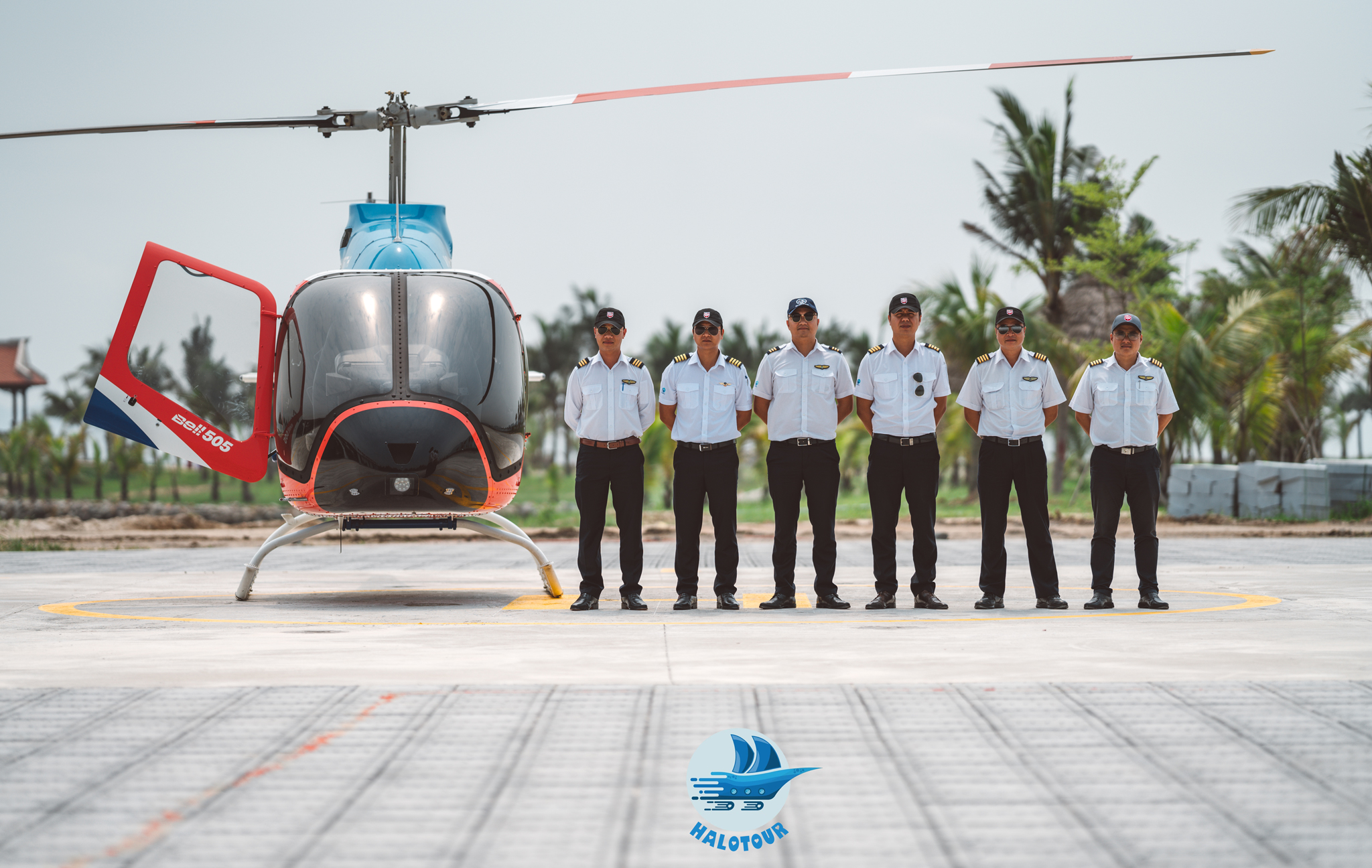 Trực thăng bay ngắm cảnh vịnh Hạ Long từ A đến Z 13 Đội ngũ phi công của công ty trực thăng miền Bắc giàu kinh nghiệm và được đào tạo, huấn luyện cực kỳ bài bản, chuyên nghiệp