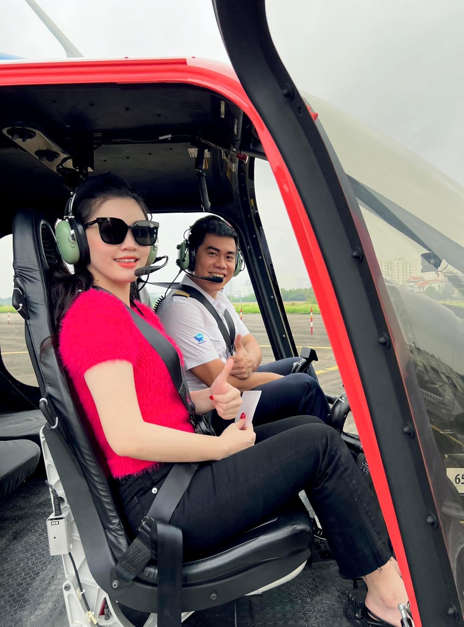 Trực thăng bay ngắm cảnh vịnh Hạ Long từ A đến Z 14 Du khách thích thú tạo dáng chụp ảnh cùng phi công trực thăng Tuần Châu ngắm cảnh vịnh Hạ Long