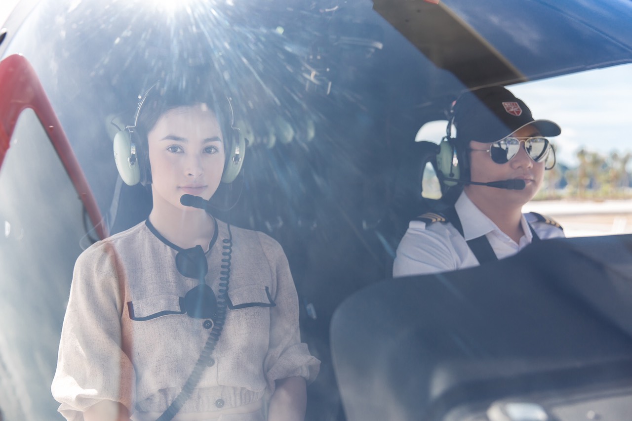 Trực thăng bay ngắm cảnh vịnh Hạ Long từ A đến Z 23 Hoa hậu tiểu Vy chụp ảnh trong buồng lái cùng phi công trực thăng Bell 505 tại bãi đỗ trực thăng Tuần Châu, Quảng Ninh