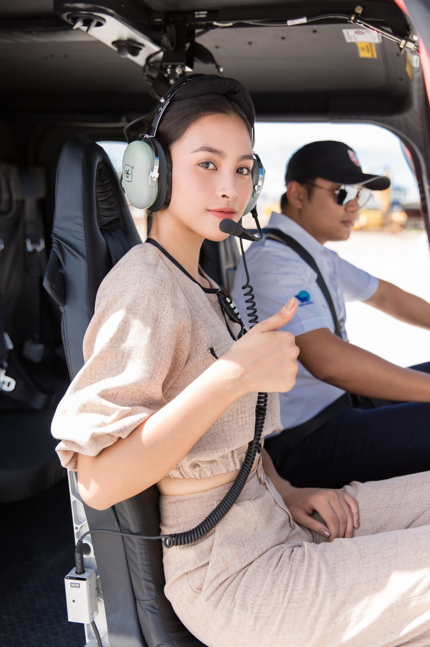 Trực thăng bay ngắm cảnh vịnh Hạ Long từ A đến Z 24 Hoa hậu tiểu Vy chụp ảnh trong buồng lái cùng phi công trực thăng Bell 505 xuất phát từ bãi đỗ trực thăng Tuần Châu, Quảng Ninh bay ngắm cảnh vịnh Hạ Long