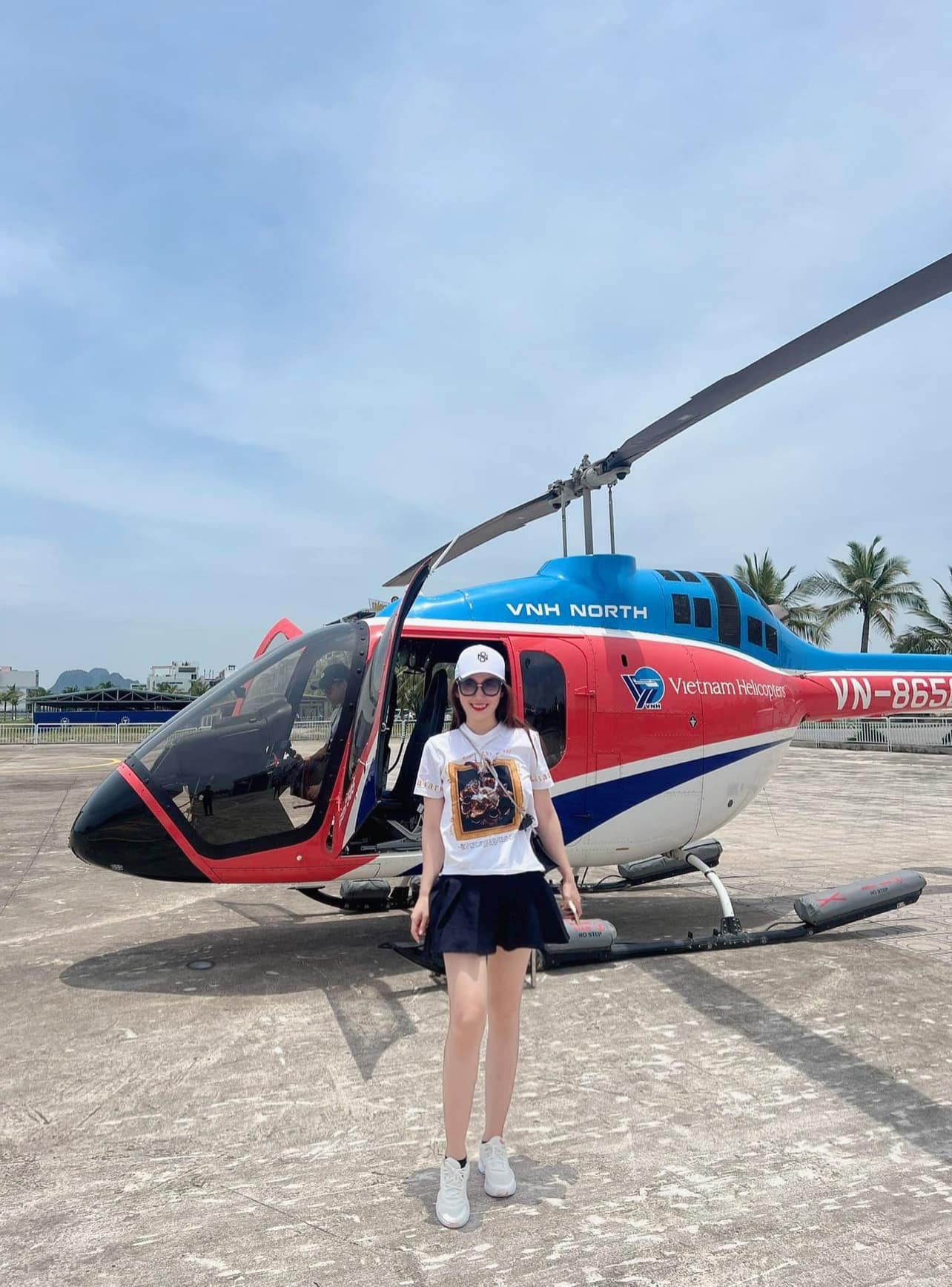 Trực thăng bay ngắm cảnh vịnh Hạ Long từ A đến Z 27 Người đẹp, hotgirl thích thú tạo dáng chụp ảnh bên trực thăng Bell 505 tại bãi đỗ trực thăng Tuần Châu, Quảng Ninh