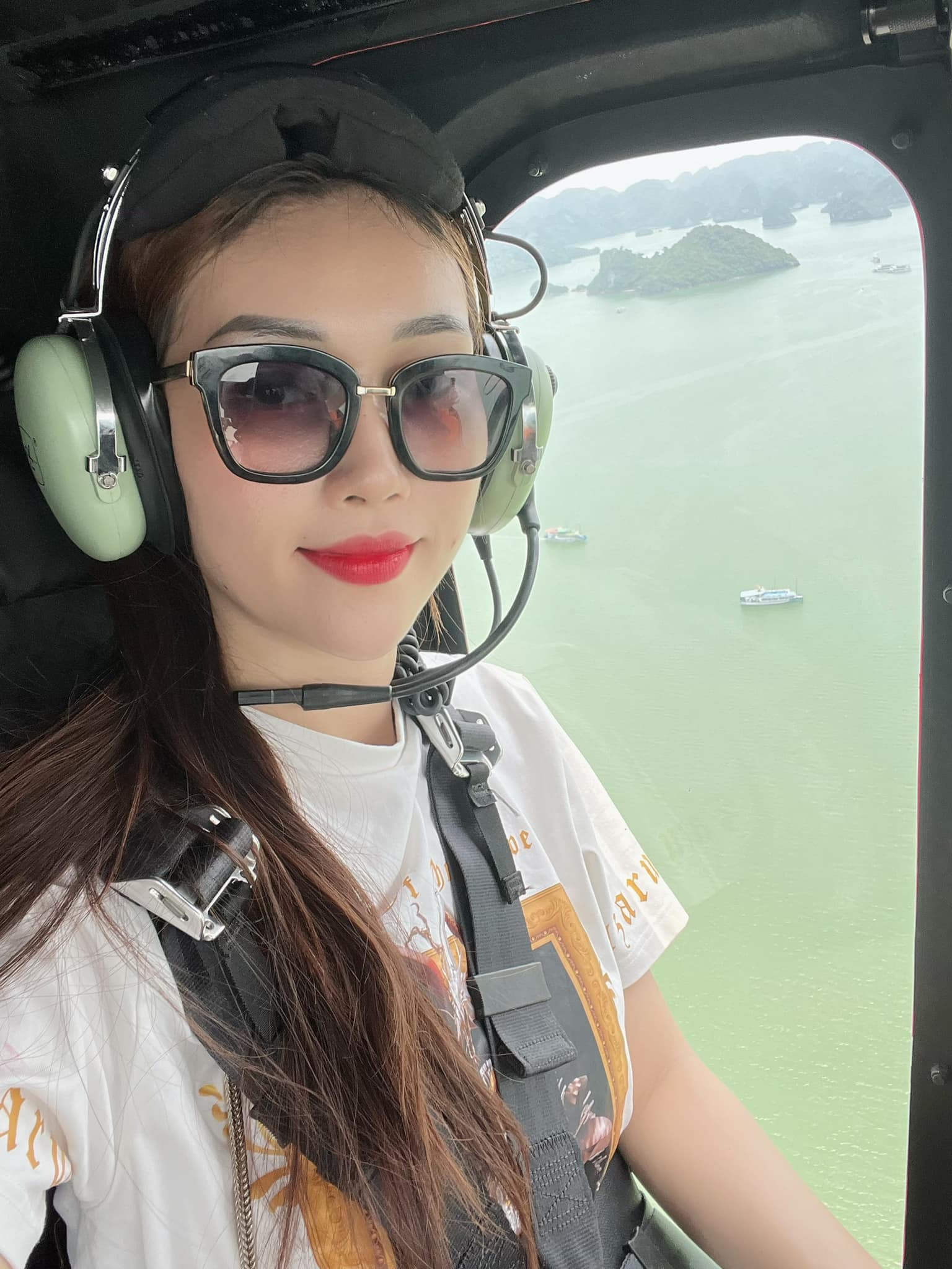 Trực thăng bay ngắm cảnh vịnh Hạ Long từ A đến Z 28 Các người đẹp, hotggirl thích thú ngắm cảnh vịnh Hạ Long từ trực thăng Bell 505 xuất phát từ Tuần Châu, Quảng Ninh bay tham quan vịnh