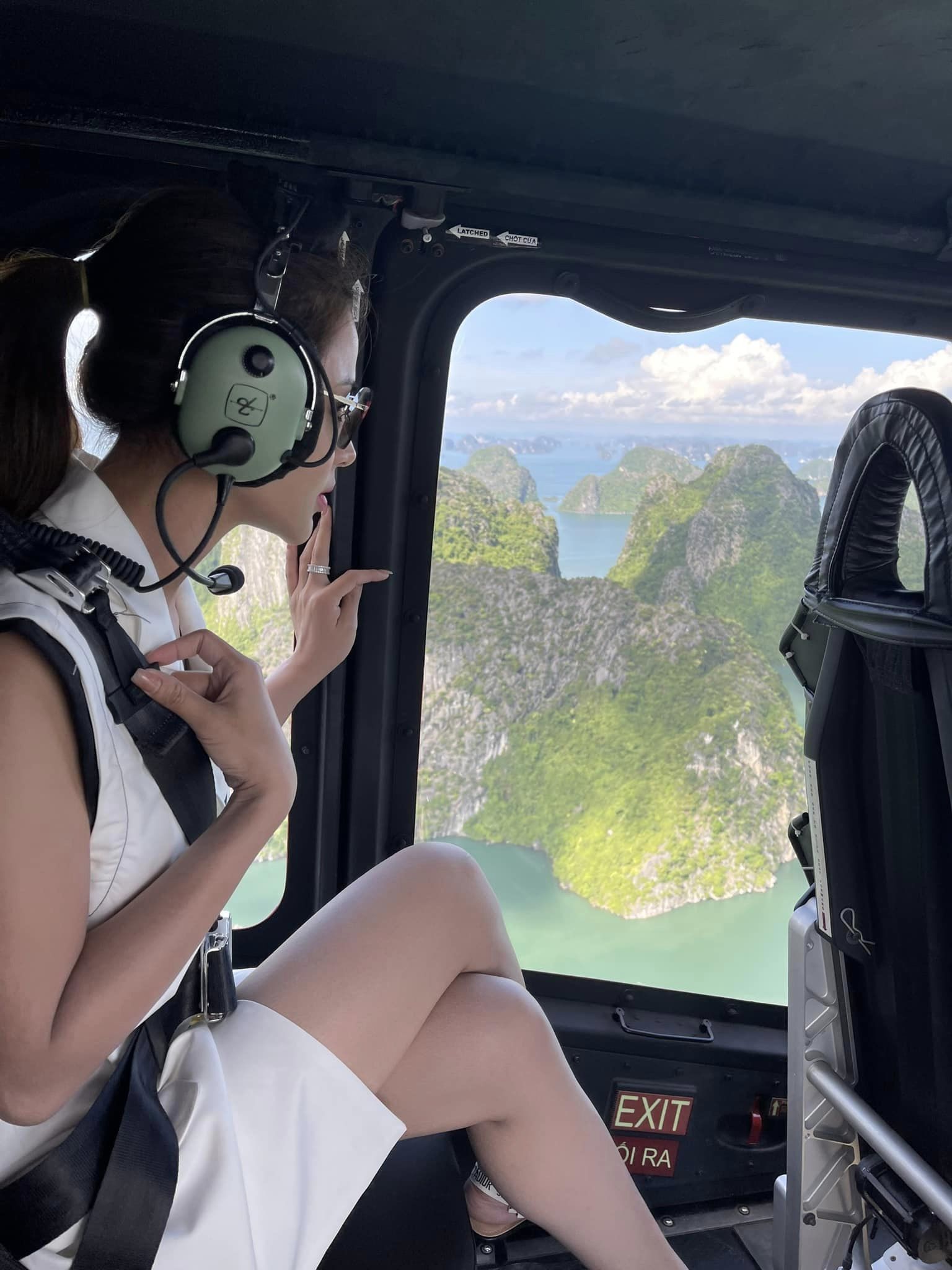 Trực thăng bay ngắm cảnh vịnh Hạ Long từ A đến Z 25 Du khách thích thú ngắm cảnh vịnh Hạ Long từ trực thăng Bell 505