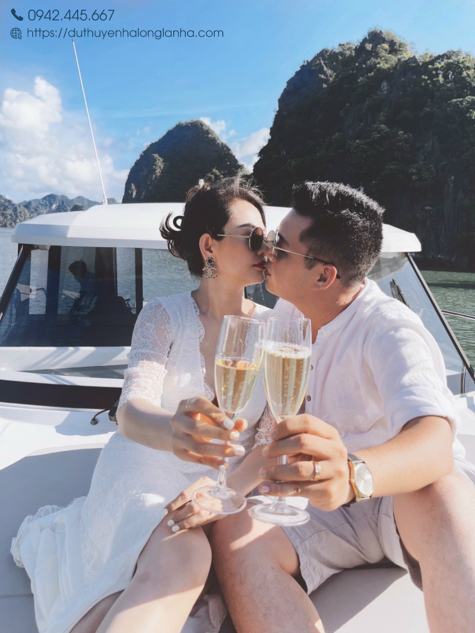 Du thuyền cá nhân hạng sang cho thuê tại Hạ Long 12 Du khách thích thú chụp ảnh trên du thuyền Merry Fisher 1095 tại Hạ Long