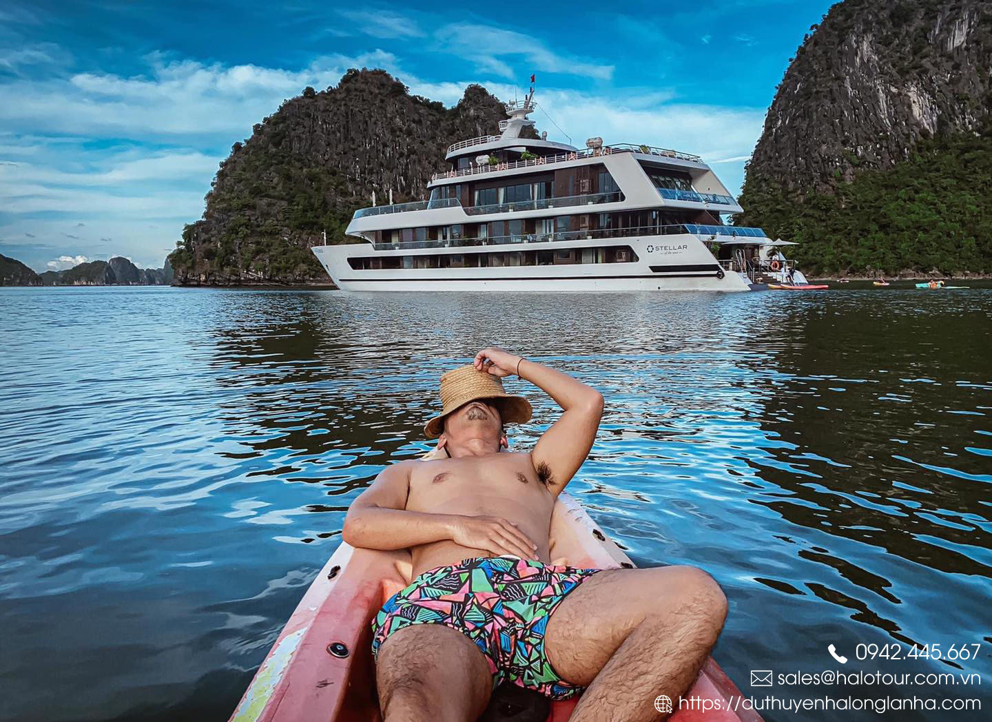 Du khách tận hưởng trải nghiệm chèo thuyền kayaking bên cạnh tàu 5* Stellar of the Seas cruise