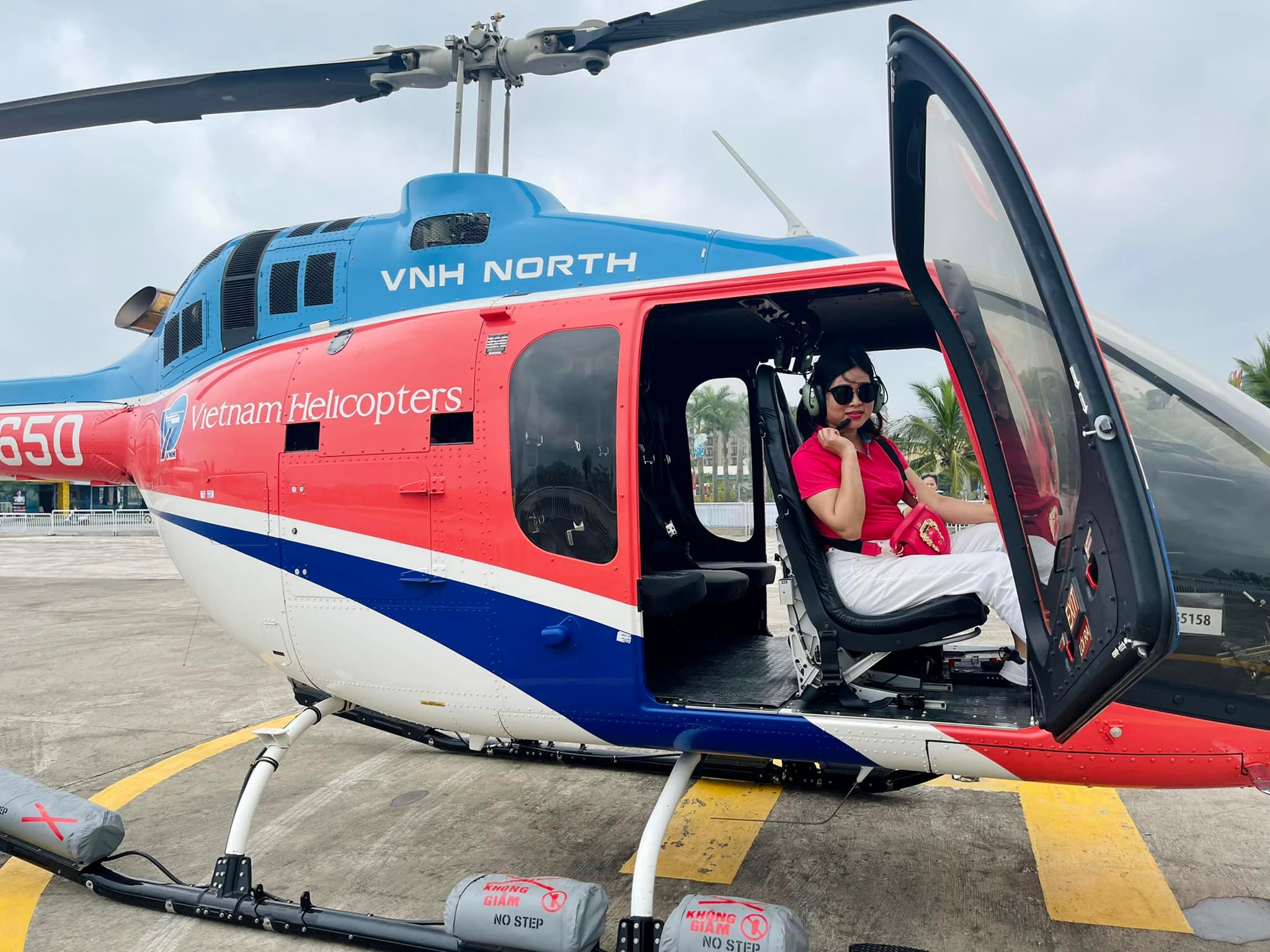 Trực thăng bay ngắm cảnh vịnh Hạ Long từ A đến Z 26 Du khách thích thú chụp ảnh trong buồng lái trực thăng Bell 505 tại bãi đỗ trực thăng Tuần Châu, Quảng Ninh sau khi kết thúc hành trình