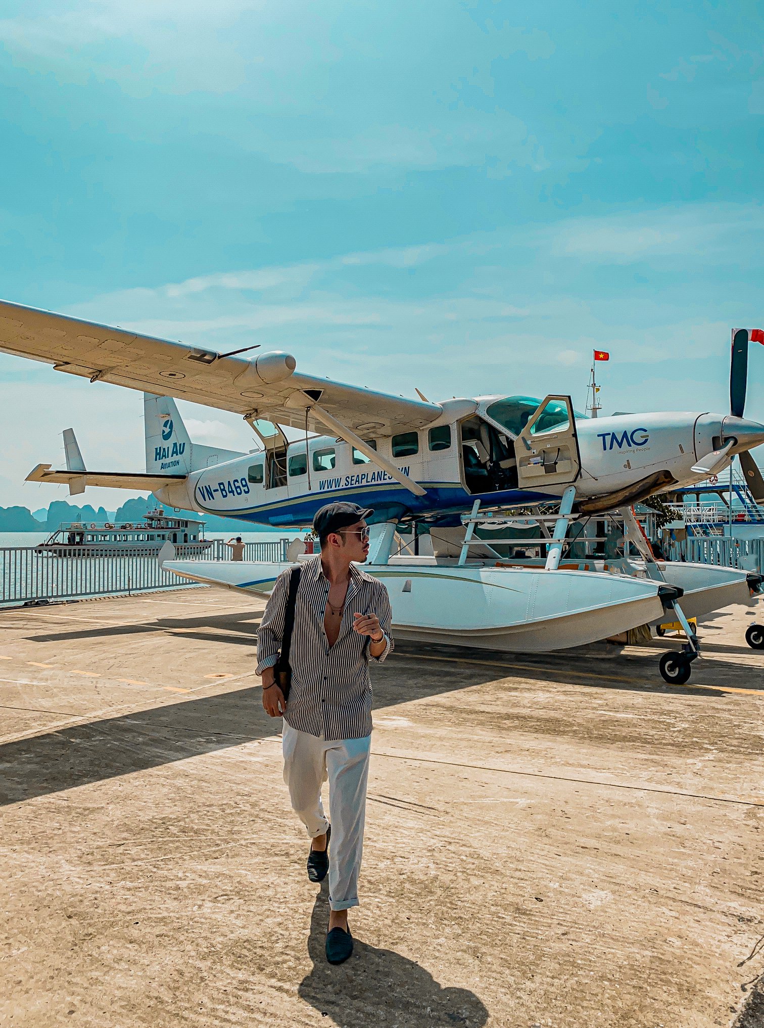 Thuỷ phi cơ vịnh Hạ Long và những điều cần biết 11 Chụp ảnh check in bên cạnh thuỷ phi cơ của hãng hàng không Hải Âu aviation sau khi kết thúc hành trình