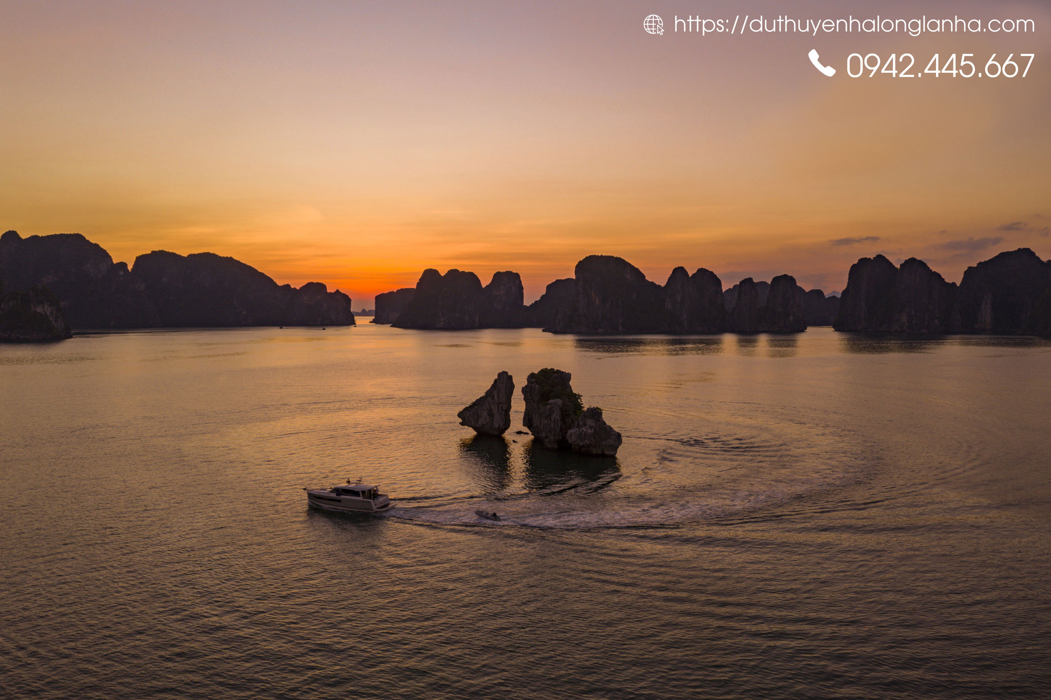 Du thuyền cá nhân hạng sang cho thuê tại Hạ Long 39 Hình ảnh du thuyền NC14 bên hòn Gà Chọi biểu tượng của Hạ Long lúc hoàng hôn say đắm lòng người