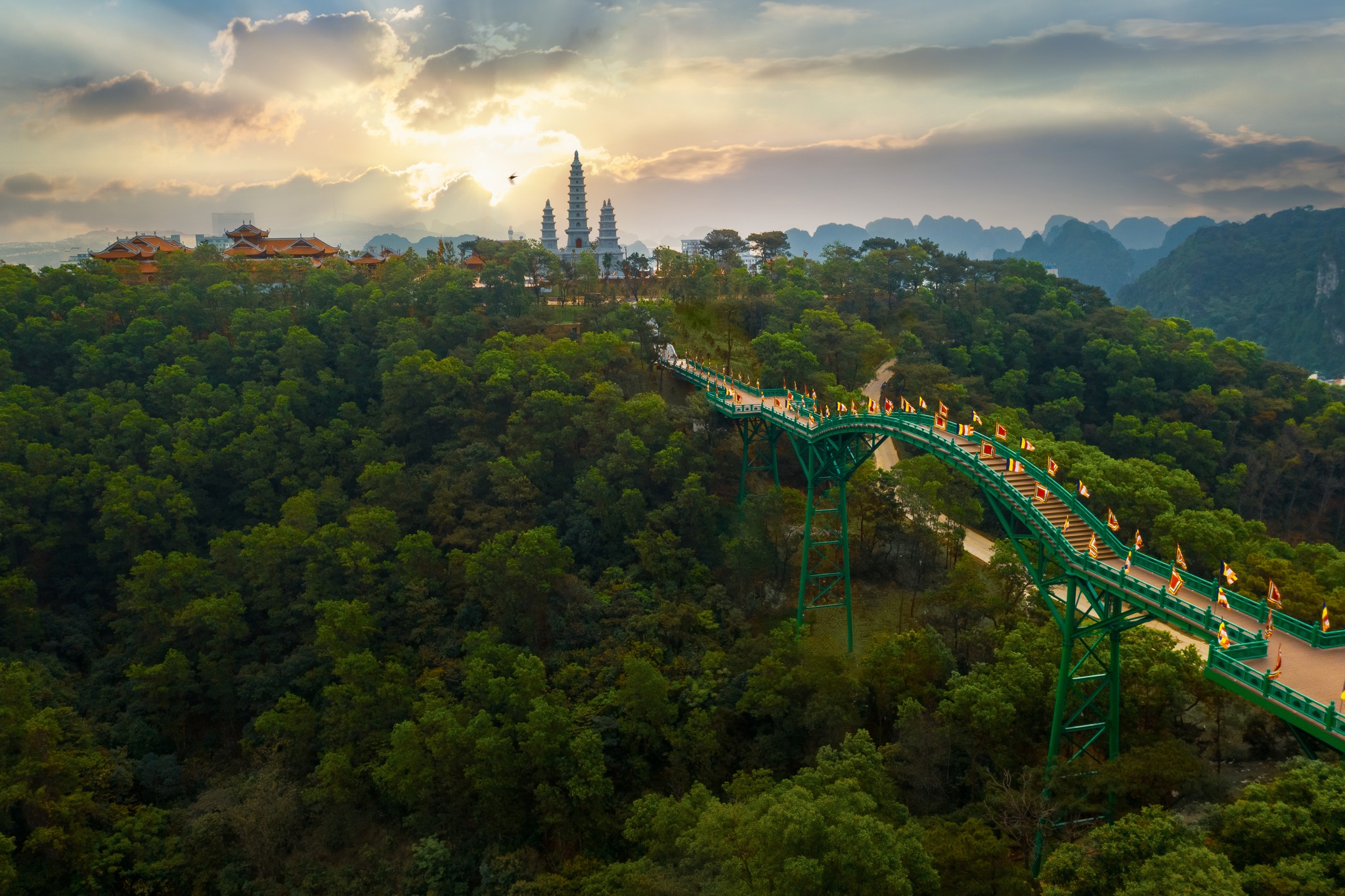 Công viên Sunworld Hạ Long Park có gì chơi??? 42 Cầu May kết nối Khu đồi Mặt trời huyền bí và Bảo Hải Linh Thông Tự tại Sunworld Hạ Long, Quảng Ninh