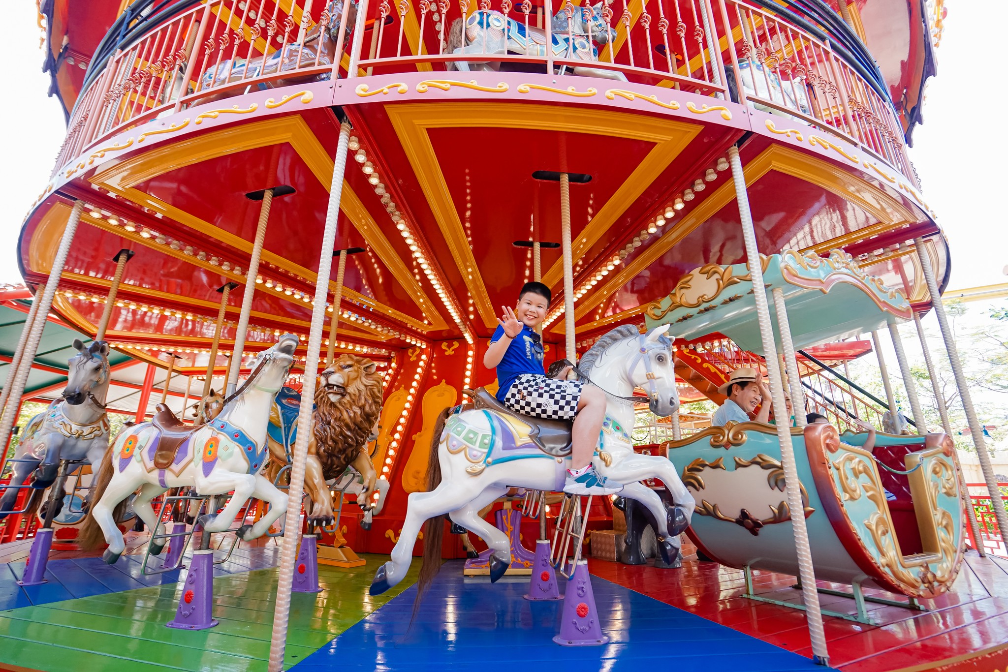 Trò Đu quay diệu kỳ dành cho trẻ em và gia đình trong công viên Rồng Sunworld Hạ Long Park