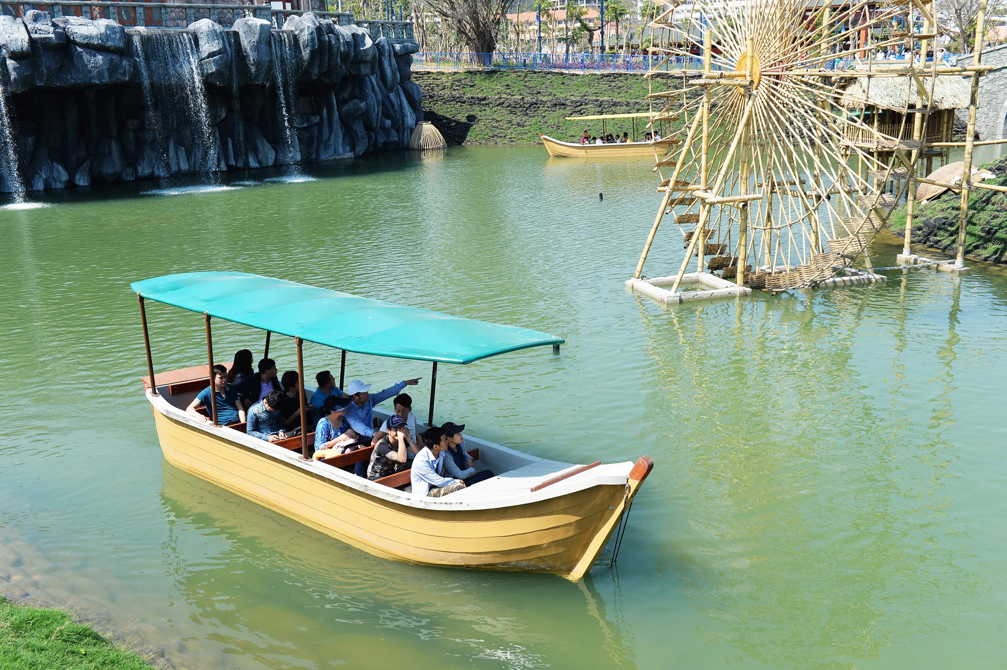 Công viên Sunworld Hạ Long Park có gì chơi??? 14 Trò Du thuyền nhiệt đới khám phá khuôn viên công viên rồng tại Sunworld Hạ Long park