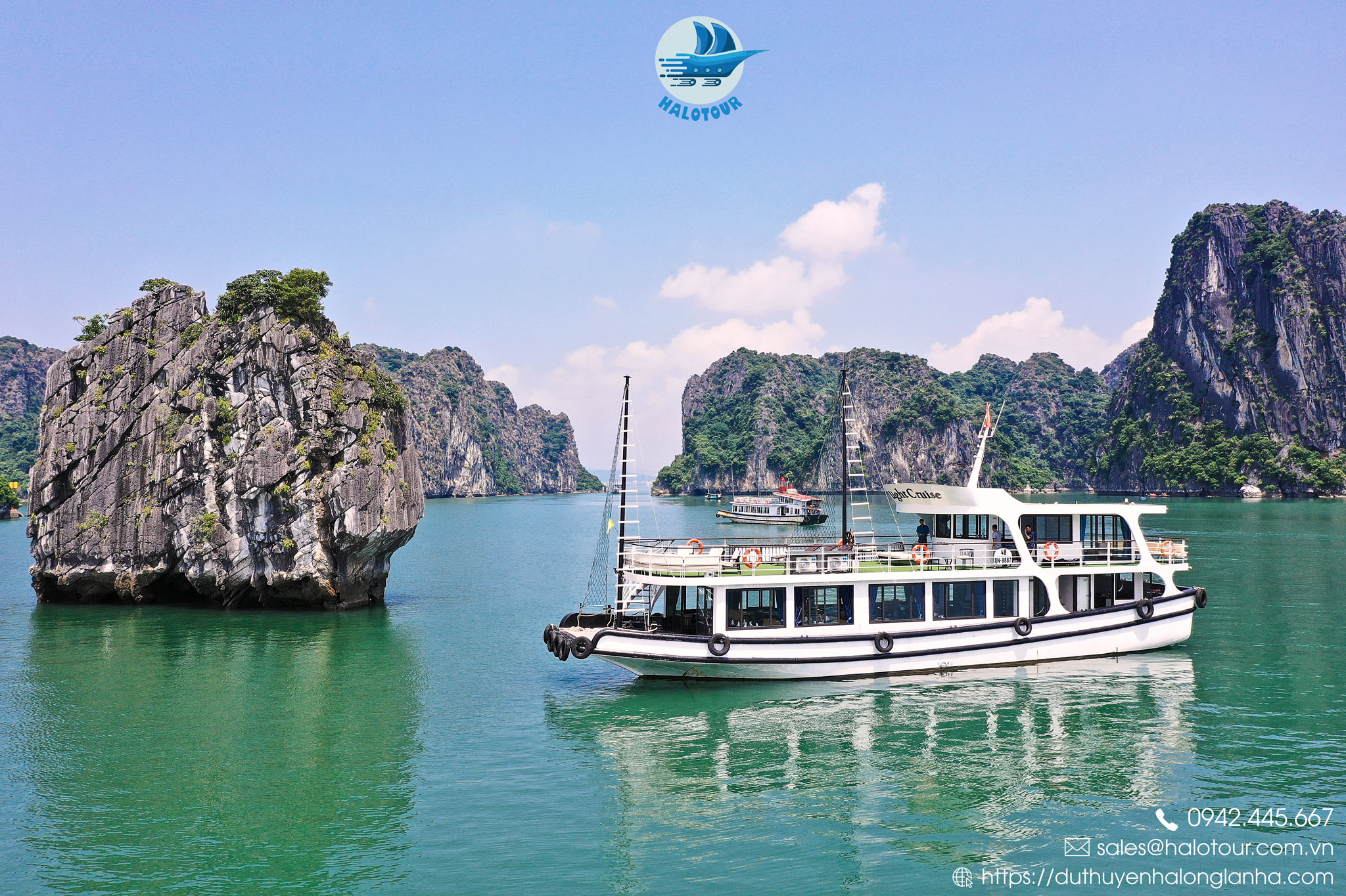 Các tàu thường dừng lại bên Hòn Đỉnh Hương được in trên mặt sau tờ tiền 200.000 việt nam đồng để du khách chụp ảnh check in