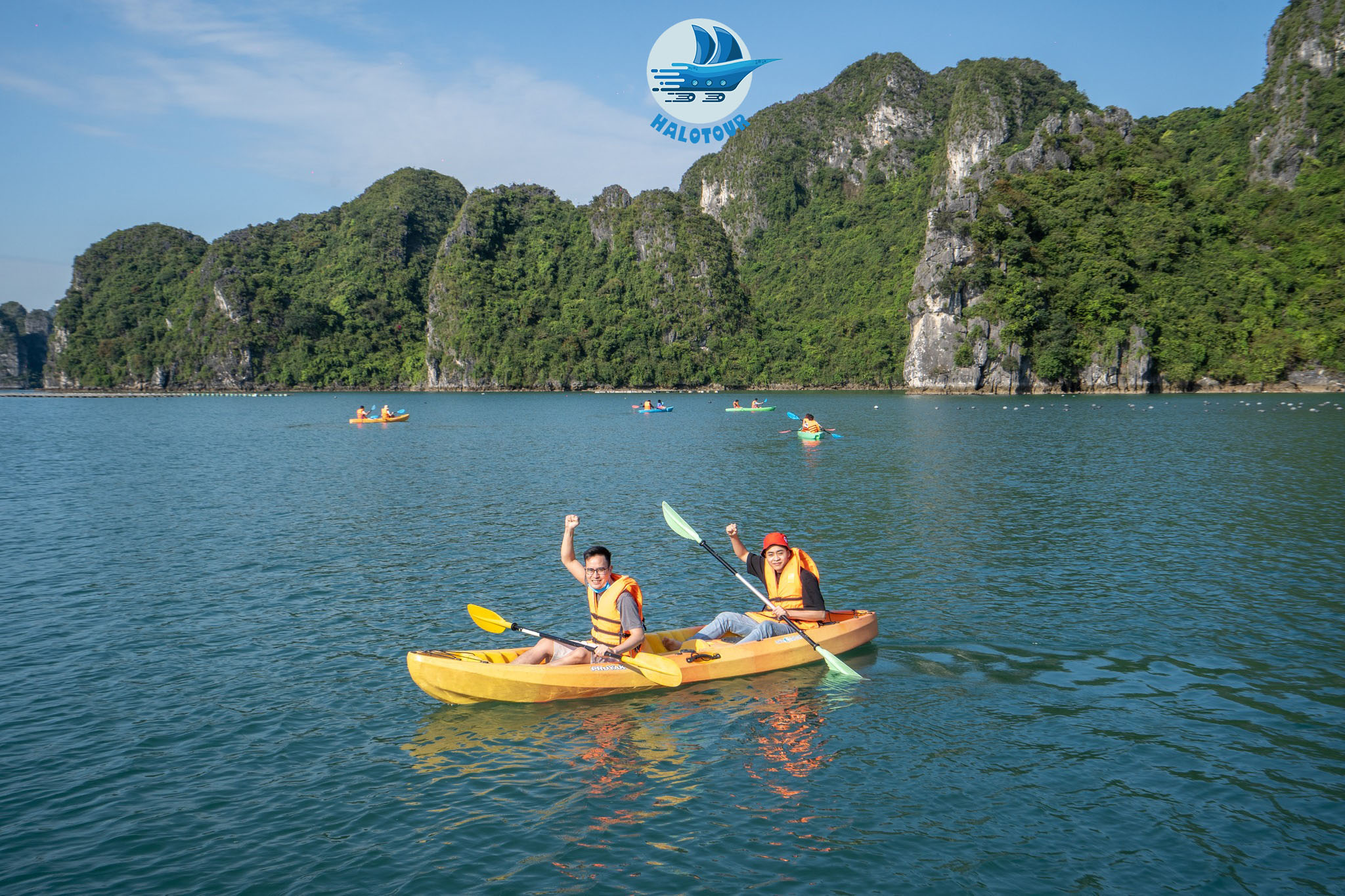 Du khách thích thú trải nghiệm chèo thuyền kayak tại địa điẻm làng ngọc trai Tùng Sâu thuộc tuyến tham quan số 2 vịnh Hạ long