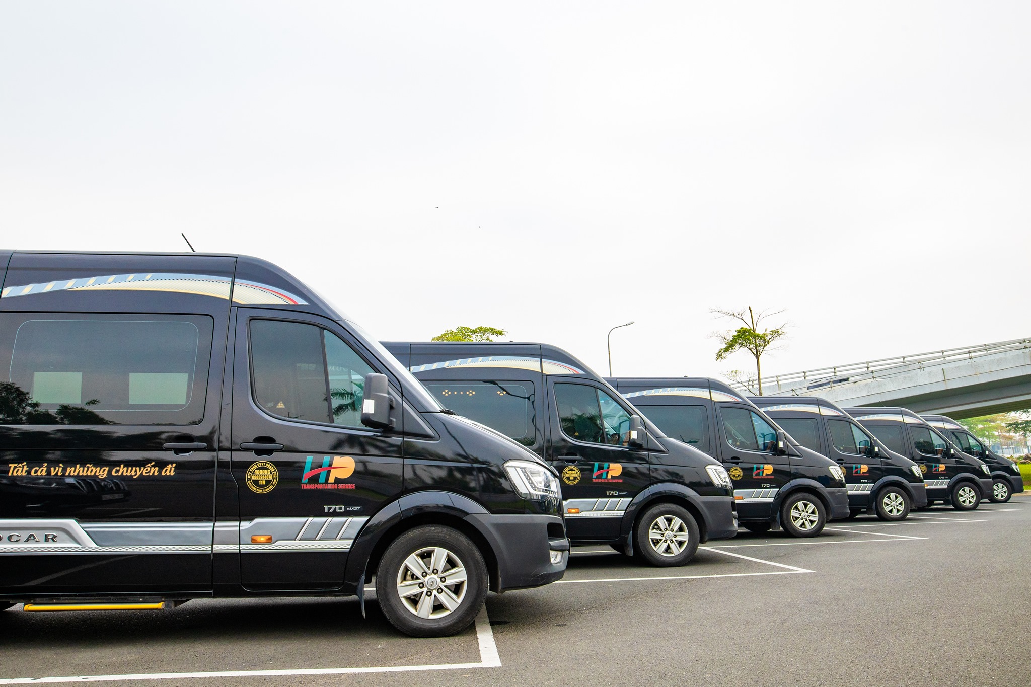 Cách di chuyển tới Hạ Long cập nhật mới nhất 2023 9 cách di chuyển tới Hạ Long phổ biển nhất hiện nay là xe limosine, trong đó nổi bật là đội xe Hoàng Phú với tuyến Hải Phòng - Quảng Ninh và Hà Nội - Quảng Ninh