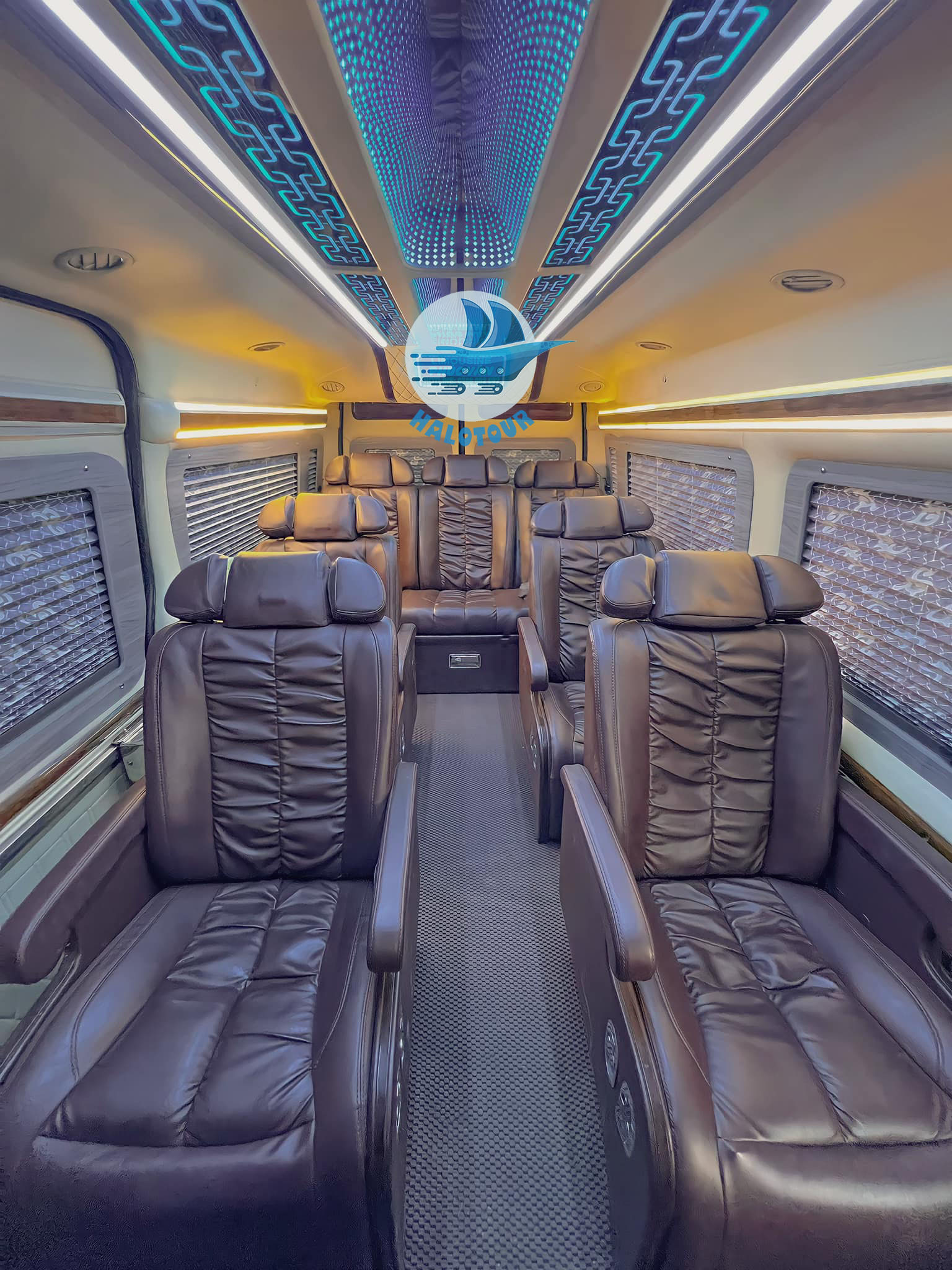 Cách di chuyển tới Hạ Long cập nhật mới nhất 2023 14 Nội thất sang trọng xe limousine 9 chỗ của công ty du lịch Halotour, địa chỉ ở Hạ Long, Quảng Ninh