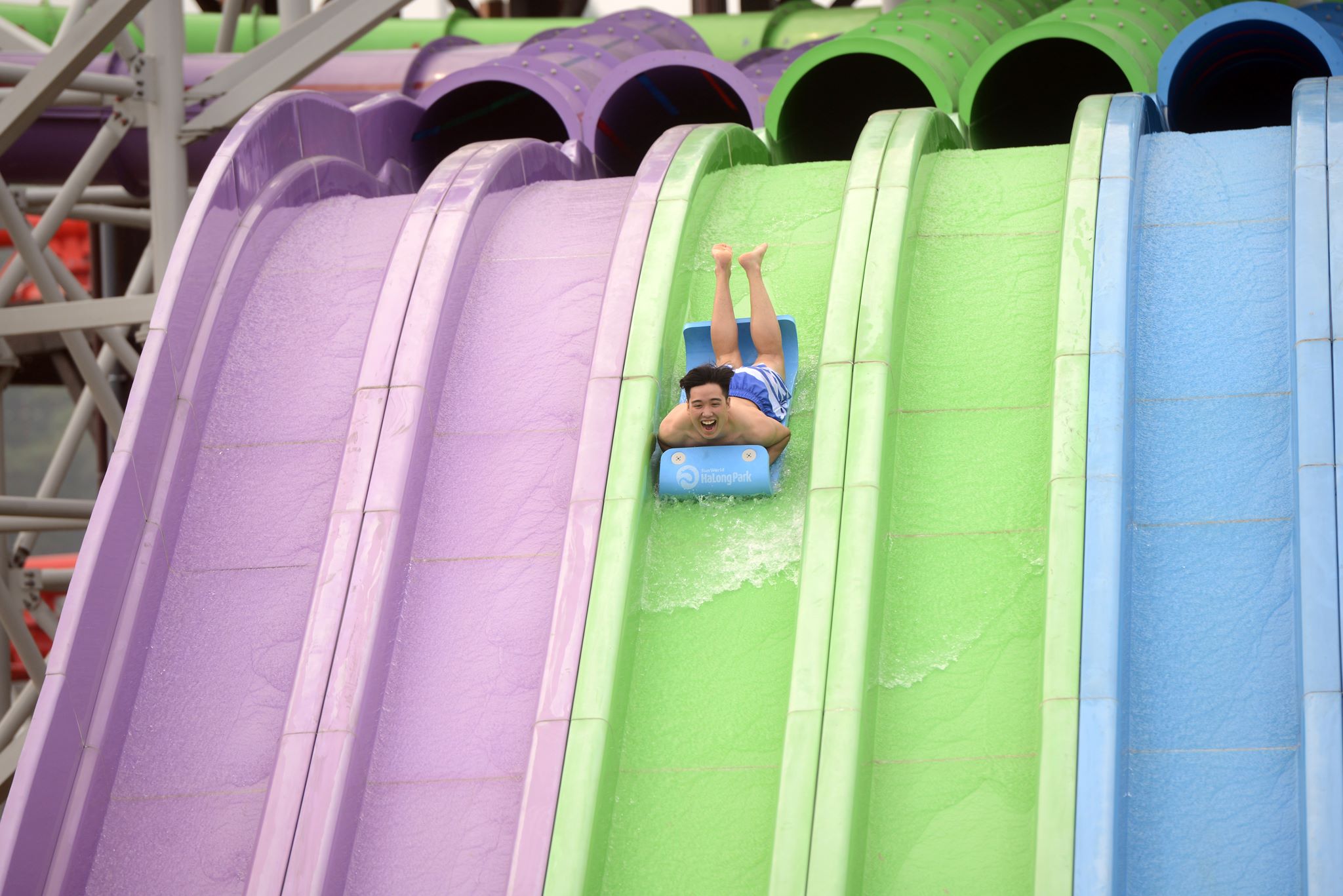 Công viên Sunworld Hạ Long Park có gì chơi??? 25 Trò tia chớp khổng lồ là một trong những trò mạo hiểm nhất tại công viên nước thuộc Sunworld Hạ Long park, Quảng Ninh