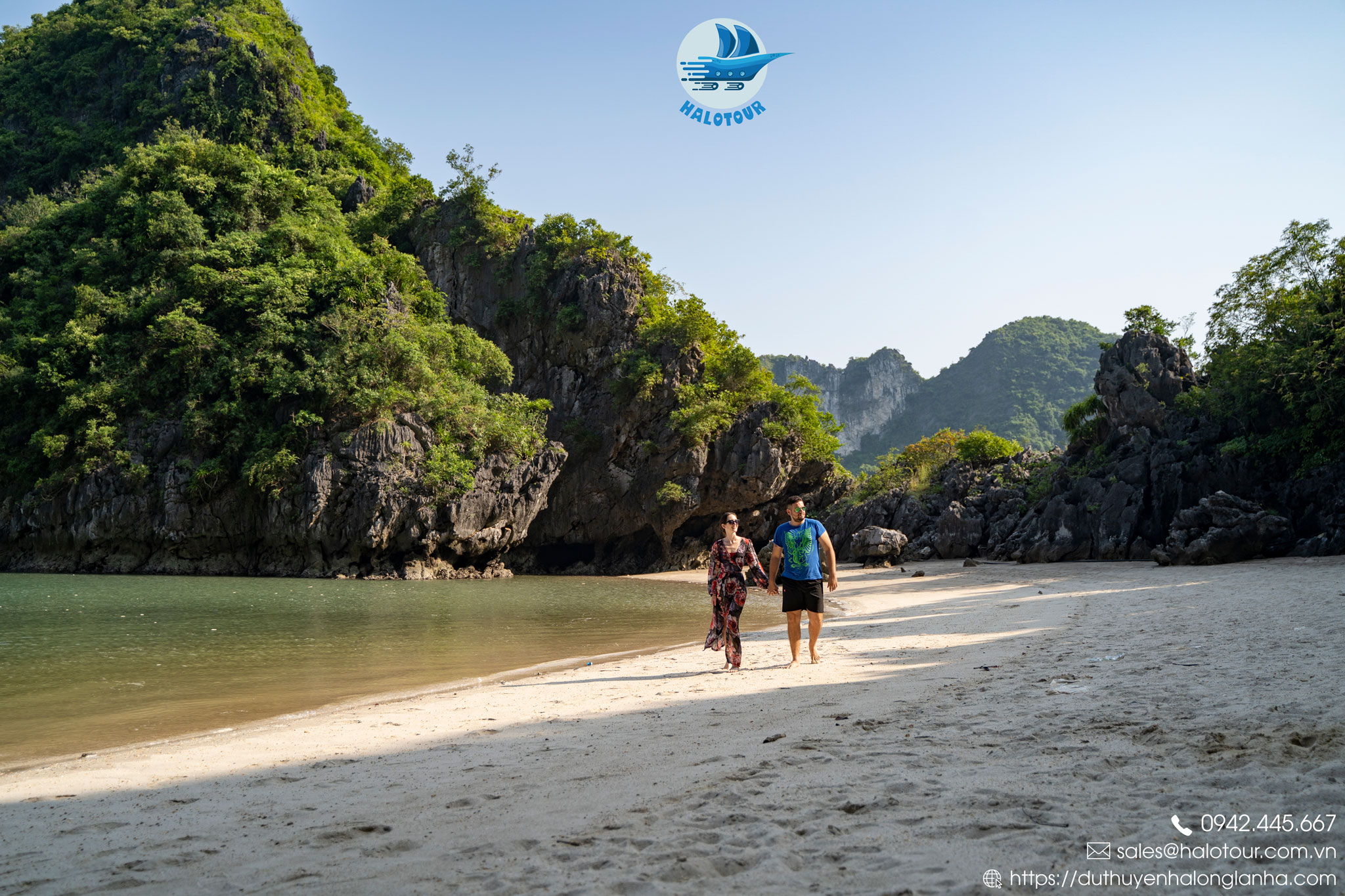 Bãi tắm Trinh Nữ thuộc hang Trinh Nữ là địa điểm tham quan thuộc vịnh Hạ Long tuy không lớn nhưng sạch sẽ và khá hoang vắng nên rất được khách Quốc tế yêu thích