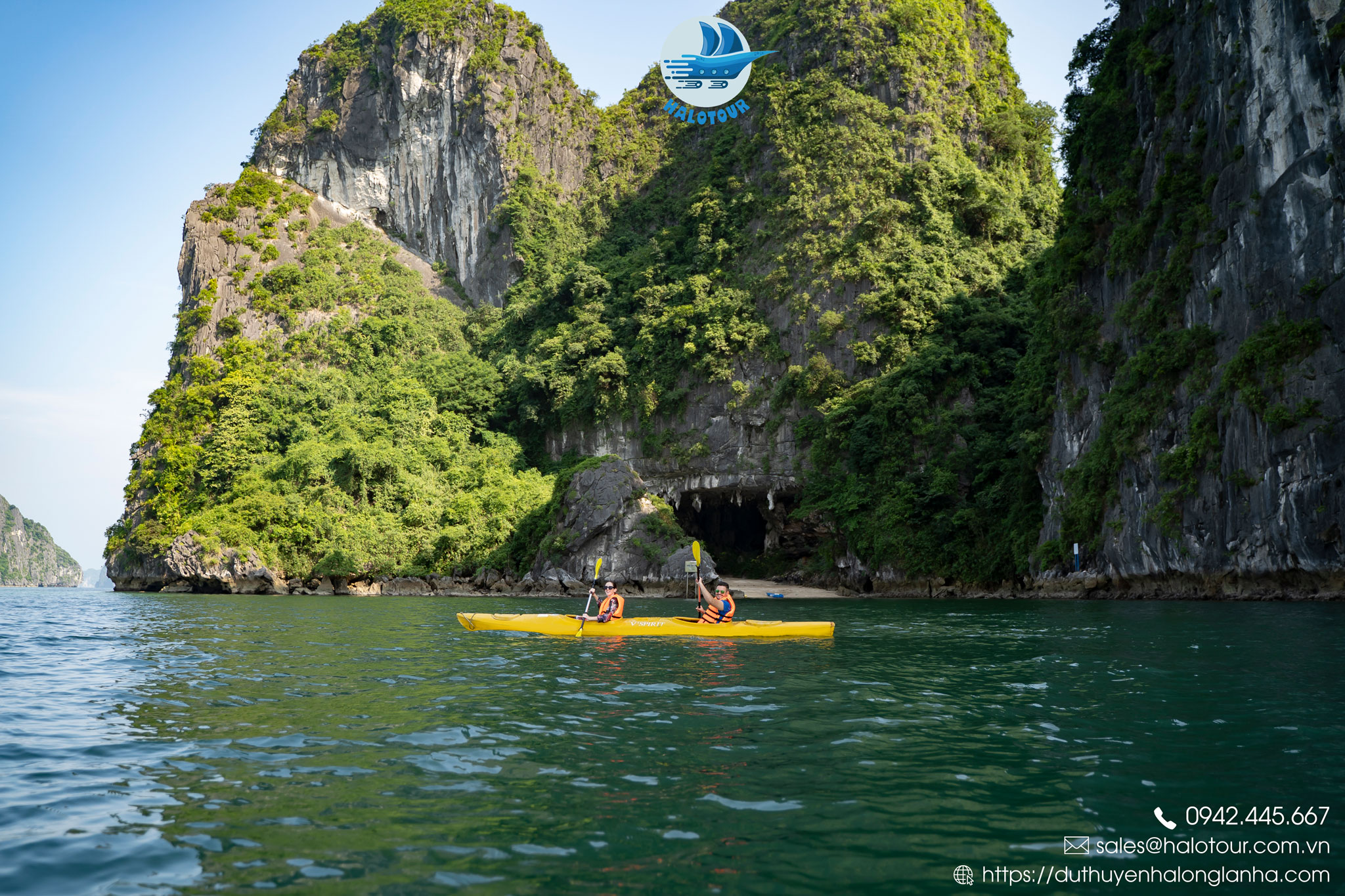 Du khách thích thú chèo thuyền kayak tại khu vực hang Trinh Nữ sạch sẽ và tương đối vắng vẻ