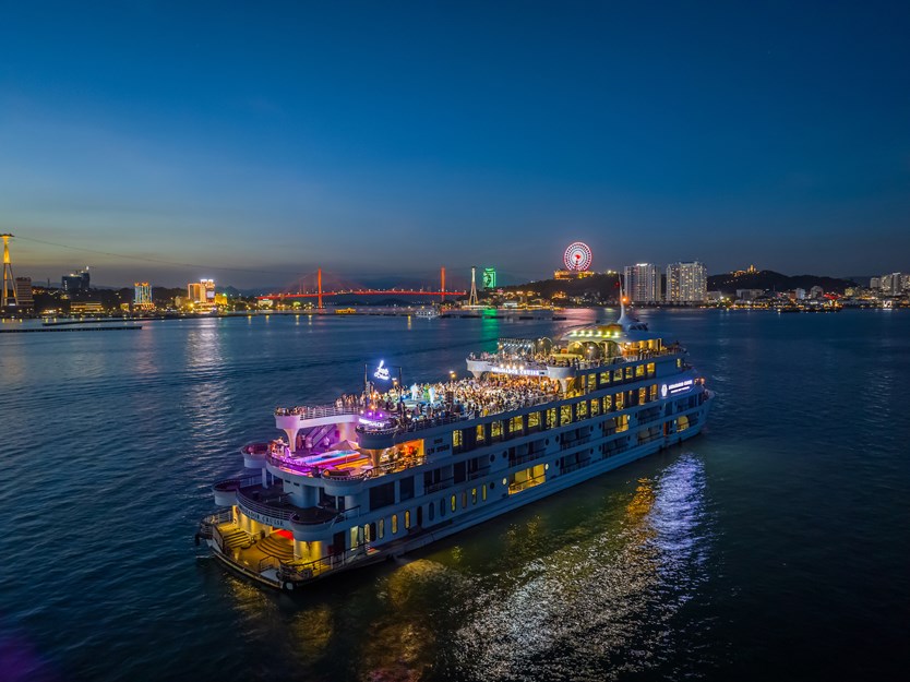 Du thuyền ăn tối 5 sao Ambassador Dinner cruise