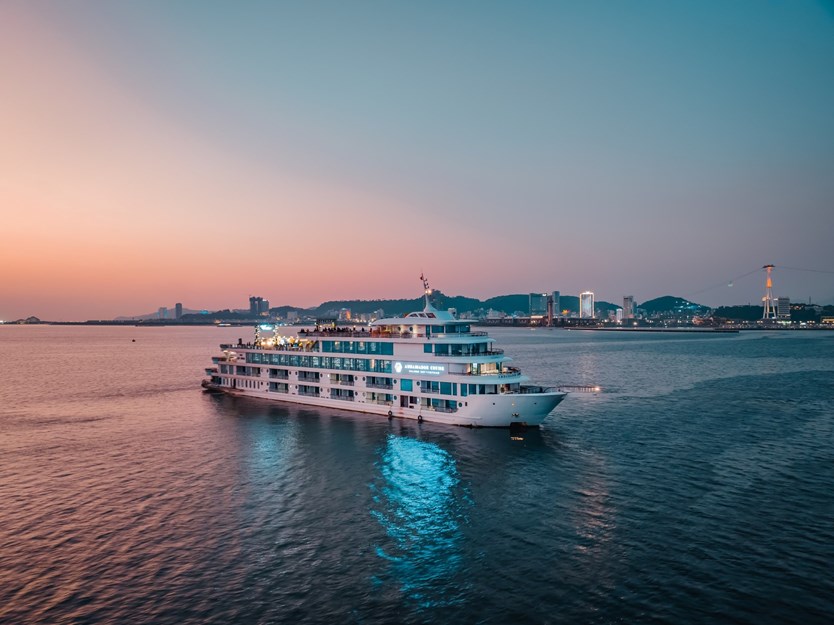 Du thuyền ăn tối 5 sao Ambassador Dinner cruise