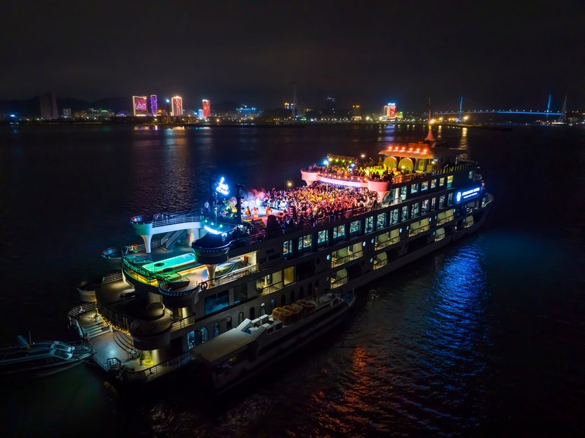 Du thuyền ăn tối 5 sao Ambassador Dinner cruise