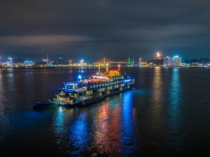 Du thuyền ăn tối 5 sao Ambassador Dinner cruise