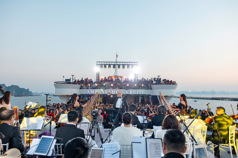 Du thuyền ăn tối 5 sao Ambassador Dinner cruise