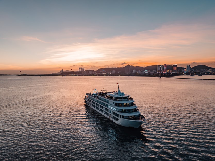 Du thuyền ăn tối 5 sao Ambassador Dinner cruise