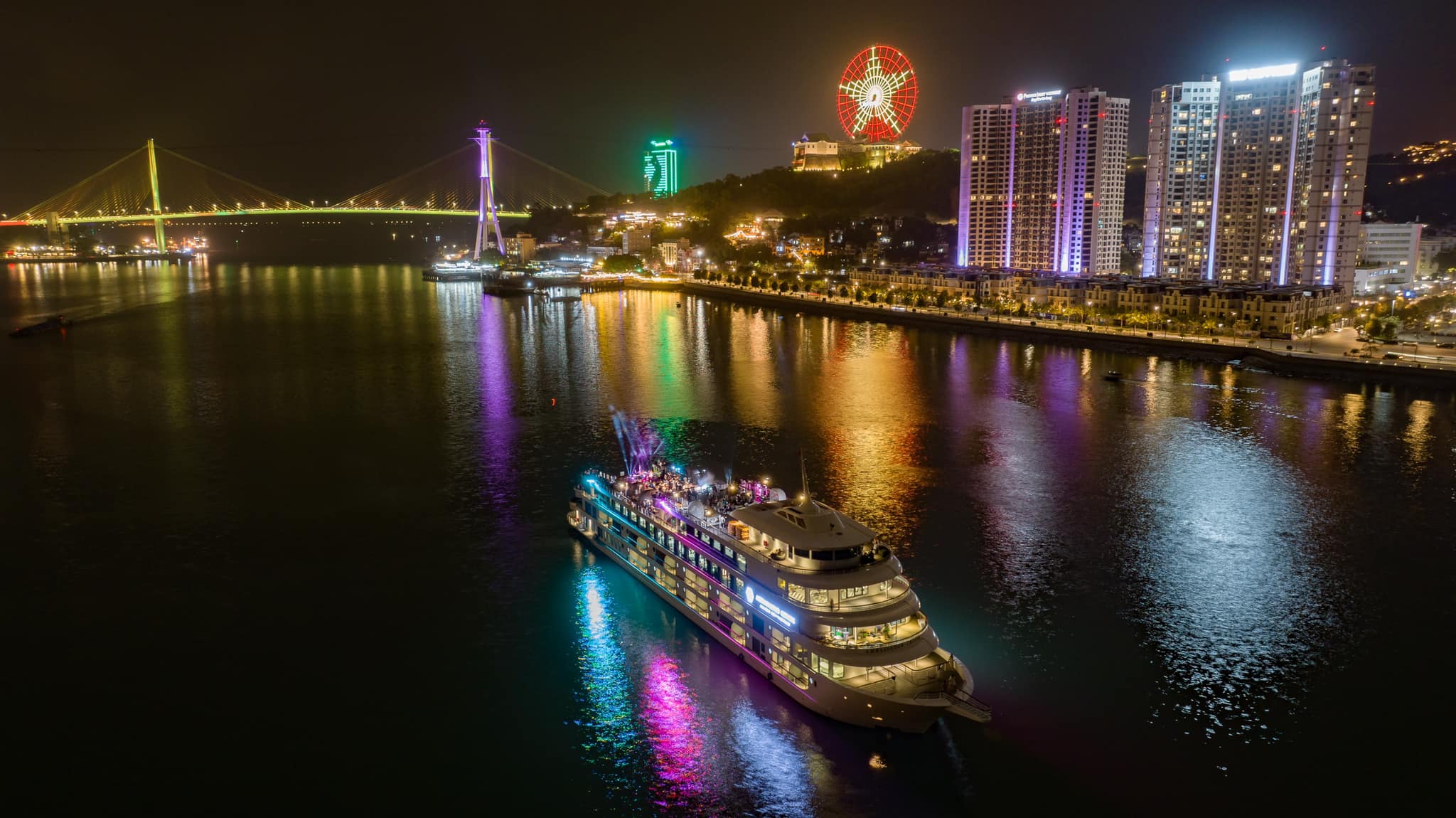 Du thuyền ăn tối 5 sao Ambassador Dinner cruise | HaloTour