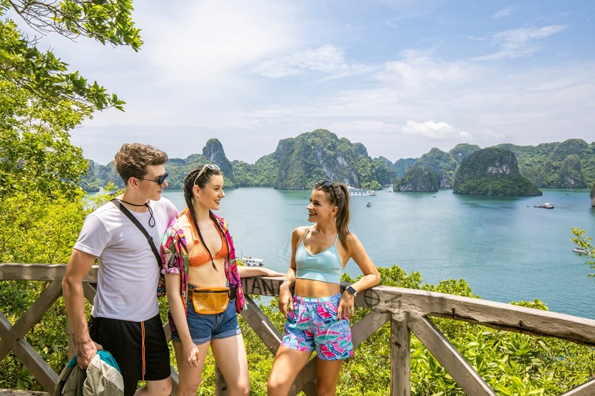 Du thuyền Ambassador Day cruise 6* vịnh Hạ Long
