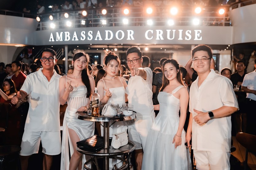 Du thuyền ăn tối 5 sao Ambassador Dinner cruise