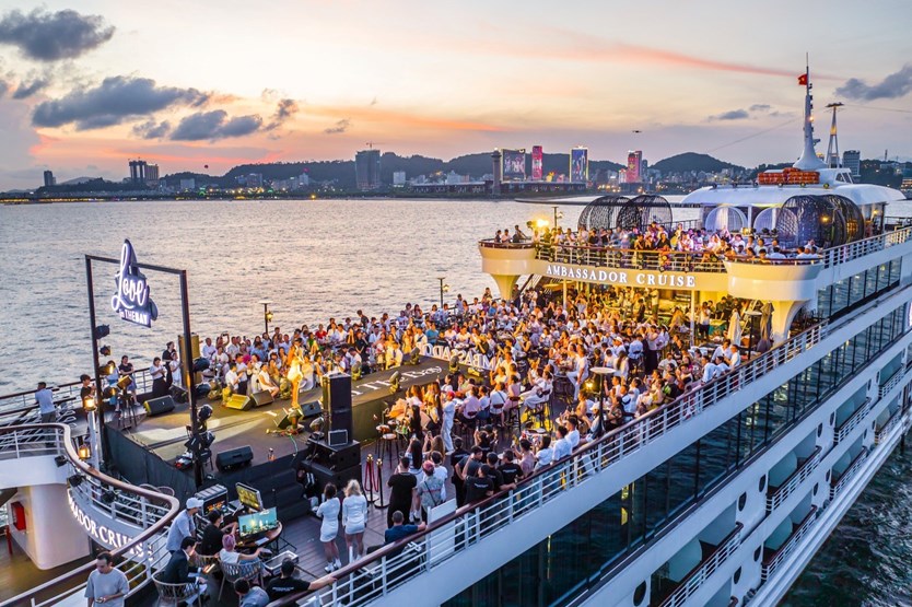 Du thuyền ăn tối 5 sao Ambassador Dinner cruise