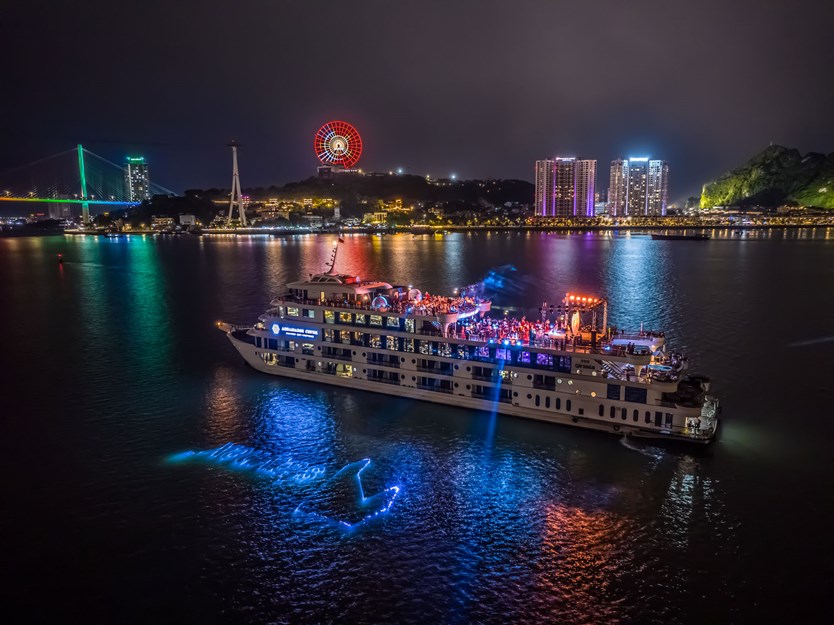 Du thuyền ăn tối 5 sao Ambassador Dinner cruise