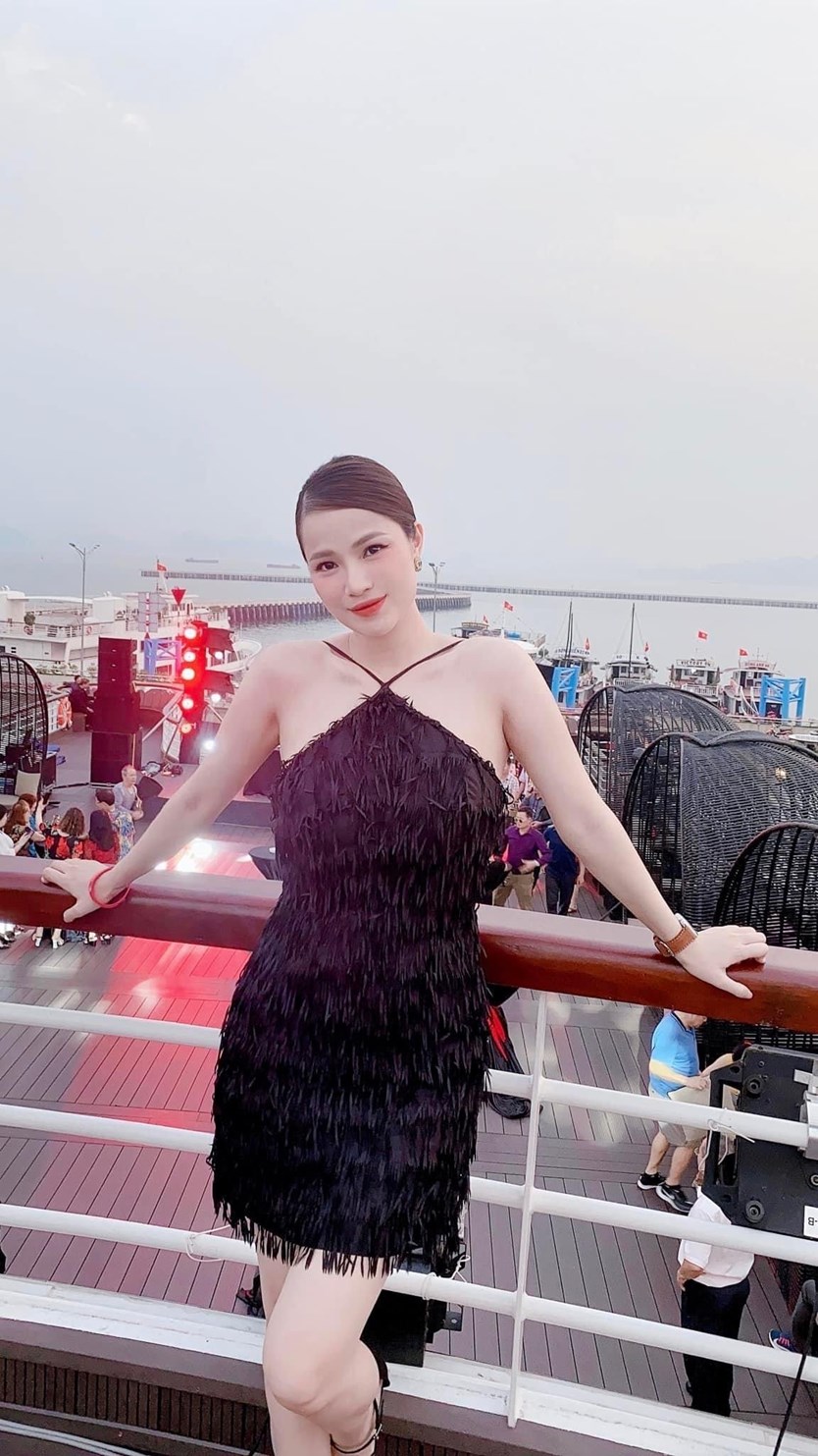 Du thuyền ăn tối 5 sao Ambassador Dinner cruise