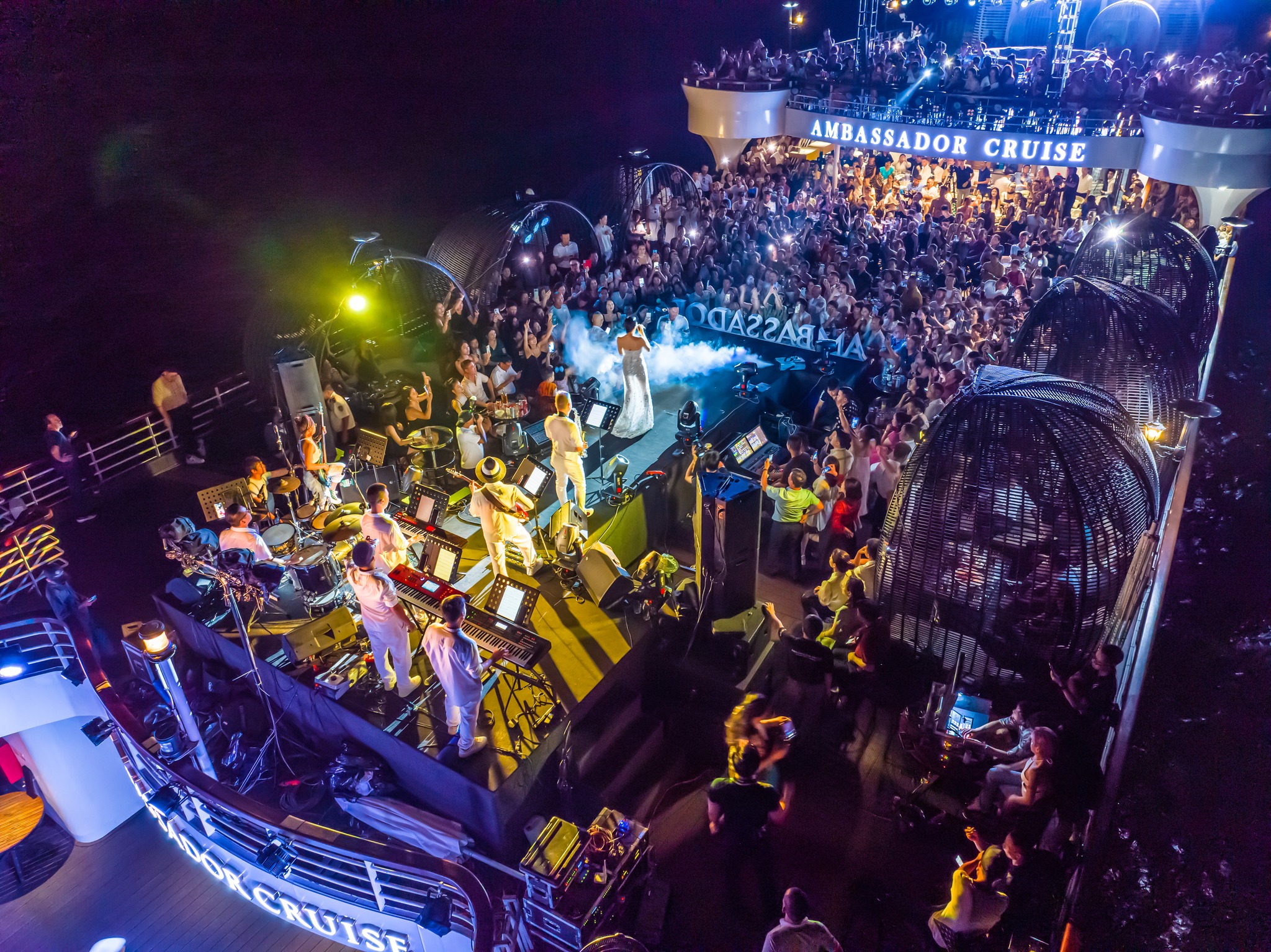 Ca sĩ Lệ Quyên biểu diễn trước 500 du khách trên du thuyền Ambassador II