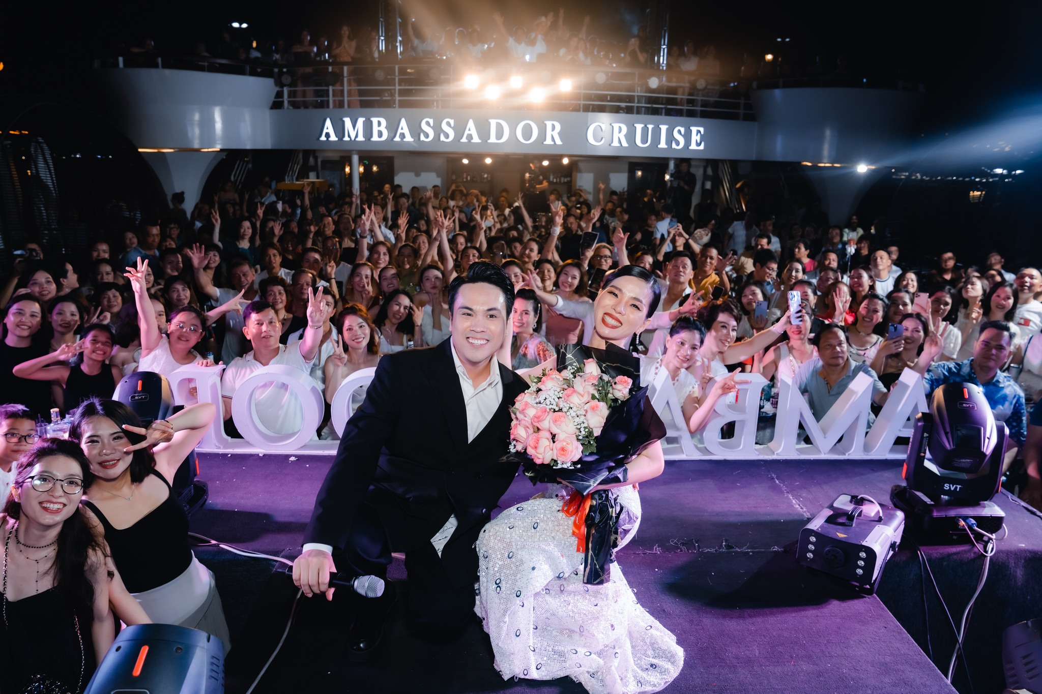 Du thuyền ăn tối 5 sao Ambassador Dinner cruise 9 Ca sĩ Lệ Quyên và MC Thái Dũng chụp ảnh kỷ niệm cùng khán giả tại du thuyền Ambassador II