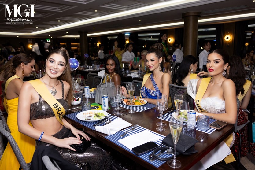 Du thuyền ăn tối 5 sao Ambassador Dinner cruise