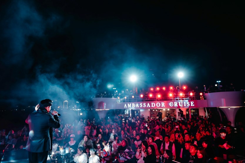 Du thuyền ăn tối 5 sao Ambassador Dinner cruise