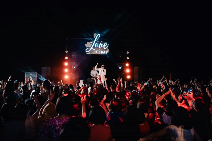 Du thuyền ăn tối 5 sao Ambassador Dinner cruise