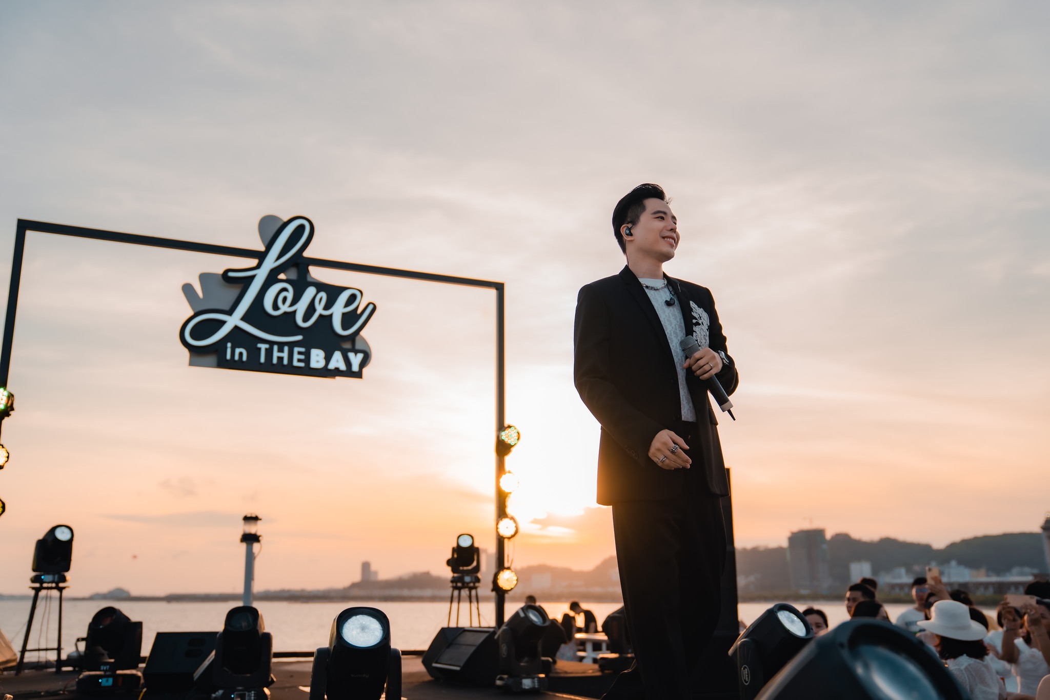 Ca sĩ Trịnh Thăng Bình biểu diễn giữa hoàng hôn vịnh Hạ Long trên du thuyền Ambassador II