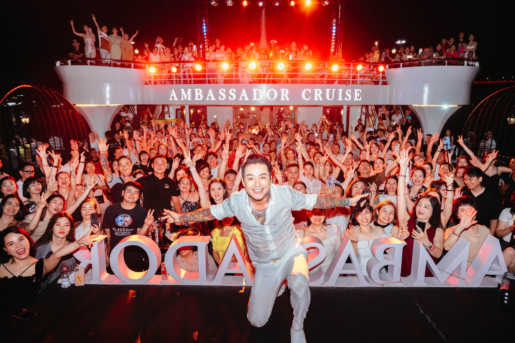 Du thuyền ăn tối 5 sao Ambassador Dinner cruise 10 Ca sĩ Tuần Hưng chụp ảnh kỷ niệm cùng khán giả tại du thuyền Ambassador II
