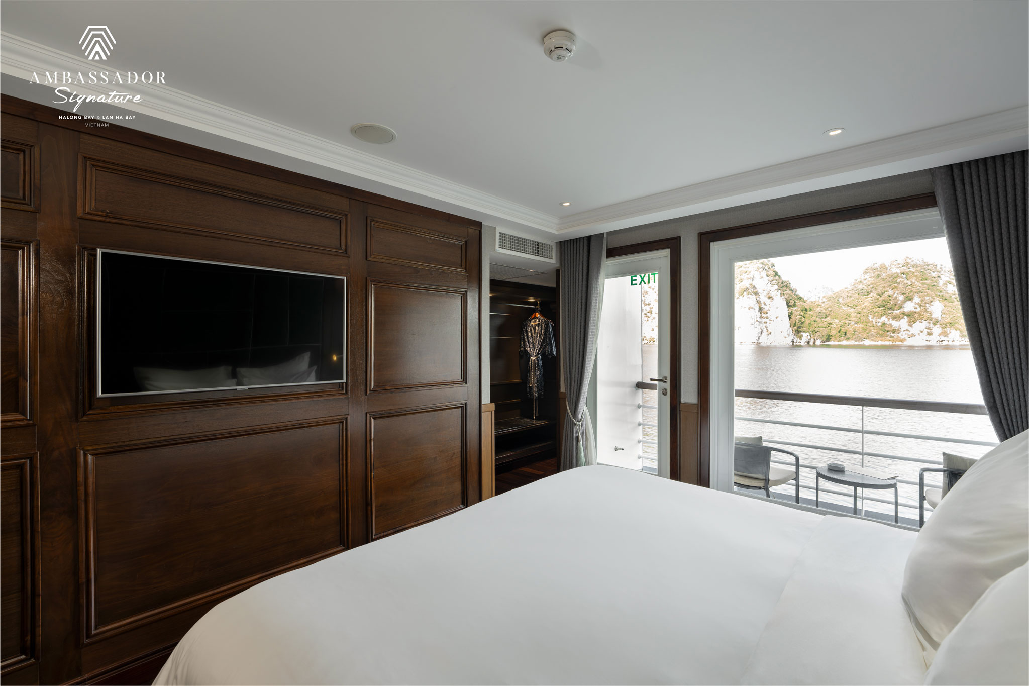 Du thuyền Ambassador Signature 5 sao vịnh Lan Hạ 11 Hạng phòng tiêu chuẩn Ambassador Balcony/ Executive DBL bed trên Du thuyền Ambassador Signature có ban công riêng