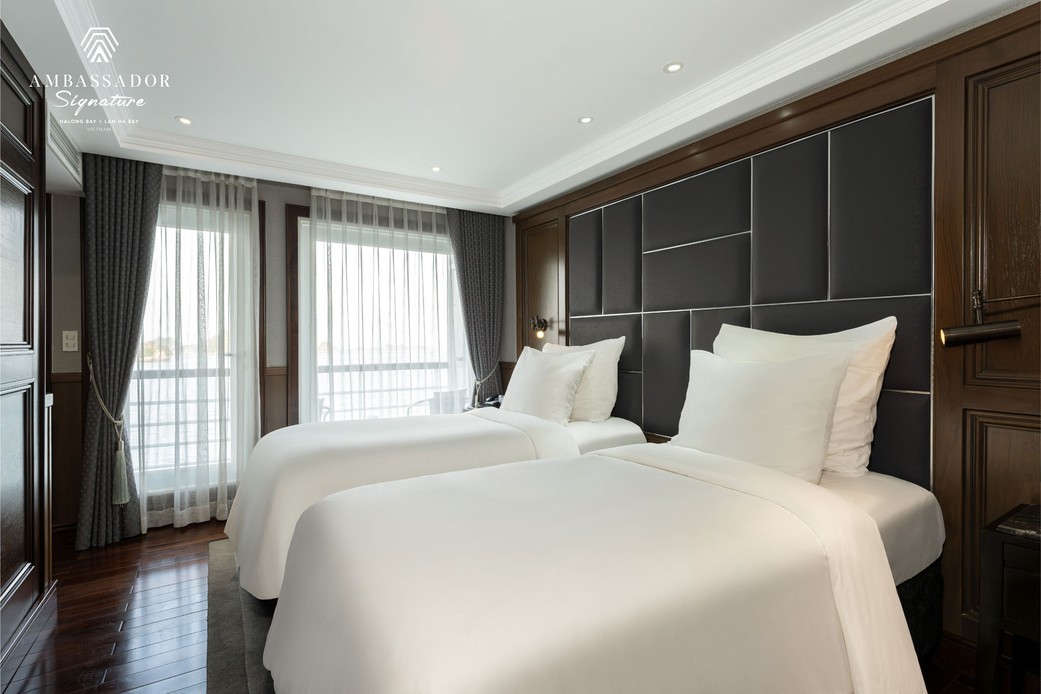 Du thuyền Ambassador Signature 5 sao vịnh Lan Hạ 12 Hạng phòng tiêu chuẩn Ambassador Balcony/ Executive TWN bed trên Du thuyền Ambassador Signature có ban công riêng