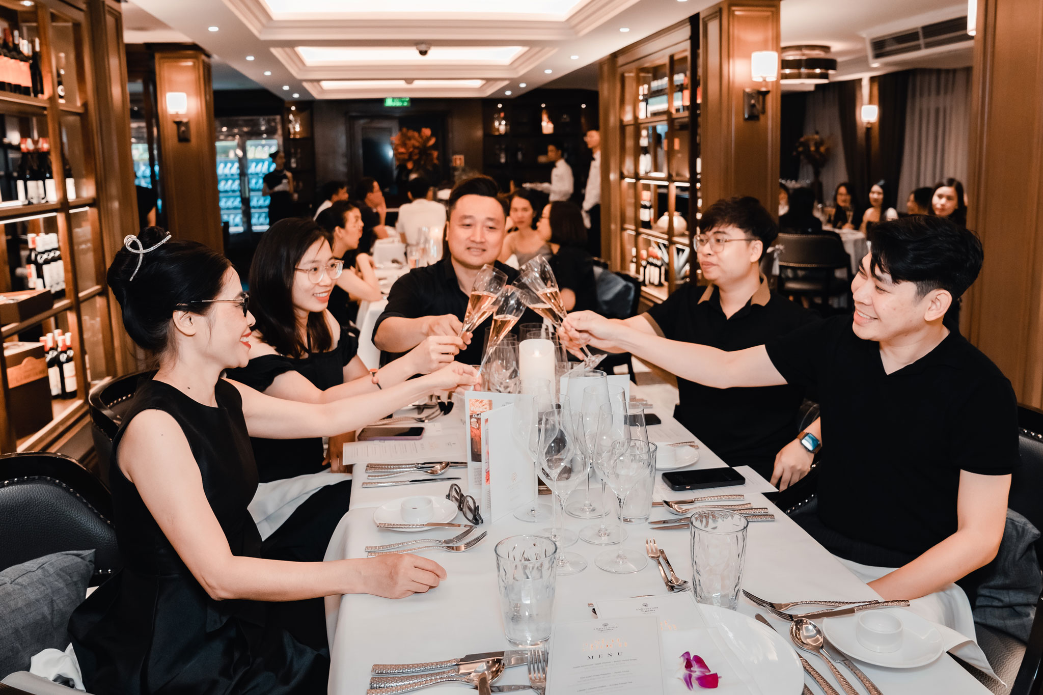 Du khách ăn tối fine dining trên nhà hàng du thuyền Ambassador Signature