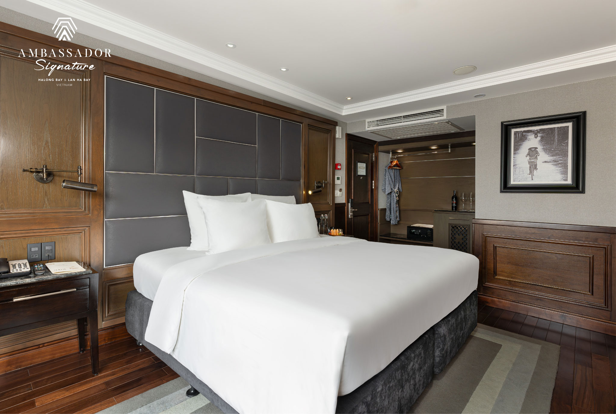 Du thuyền Ambassador Signature 5 sao vịnh Lan Hạ 14 Hạng phòng Captain's view Ambassador Suite trên Du thuyền Ambassador Signature có ban công riêng rộng rãi đầu tàu tầng 2 và bồn tắm trong phòng